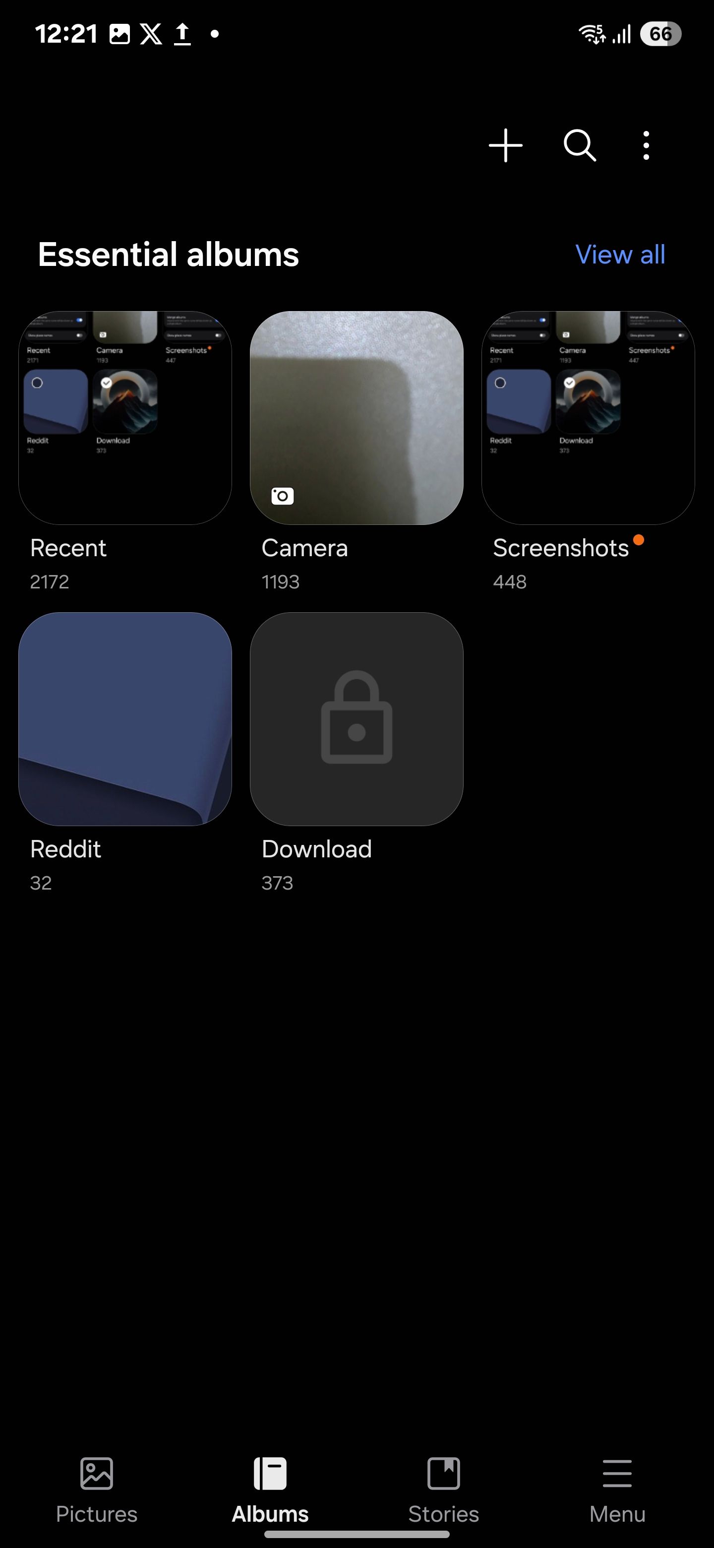 A locked album in Samsung Gallery showing a locked icon