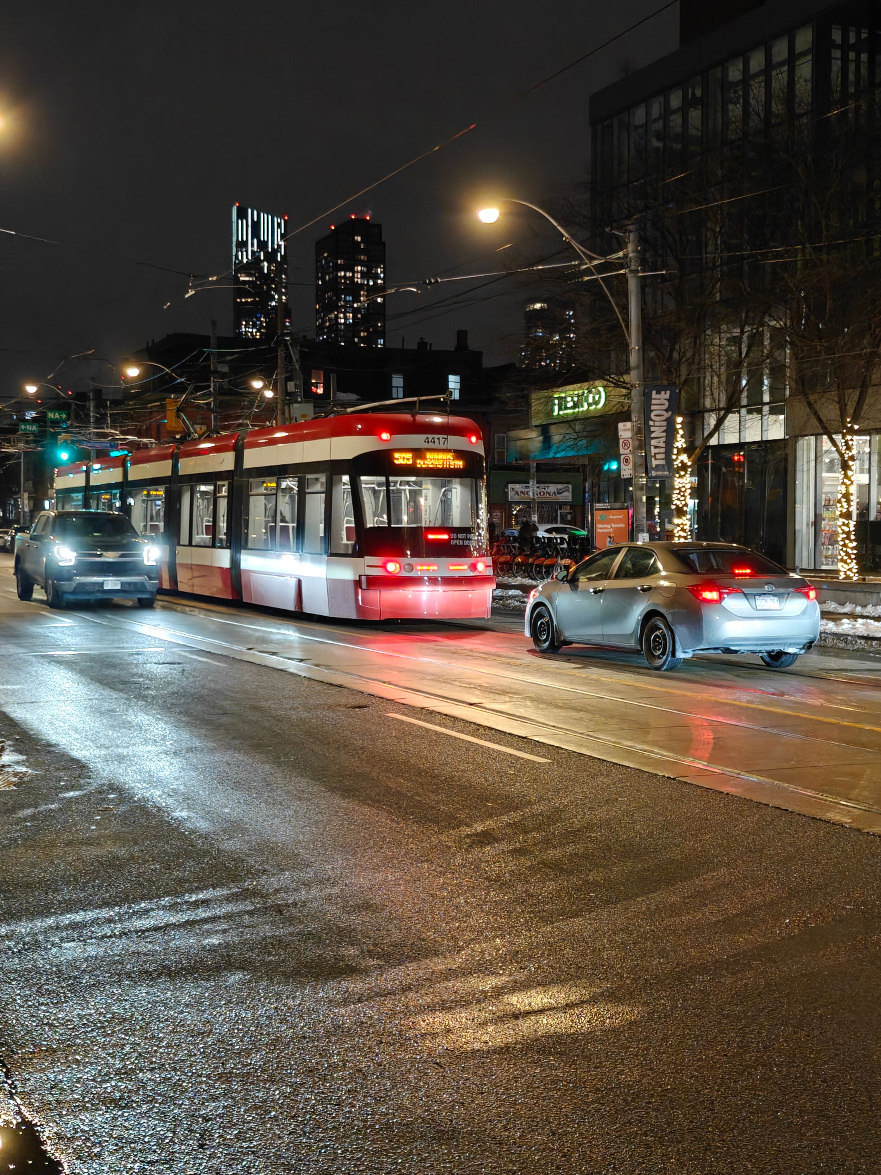 OnePlus 13 wide on downtown toronto streetcar