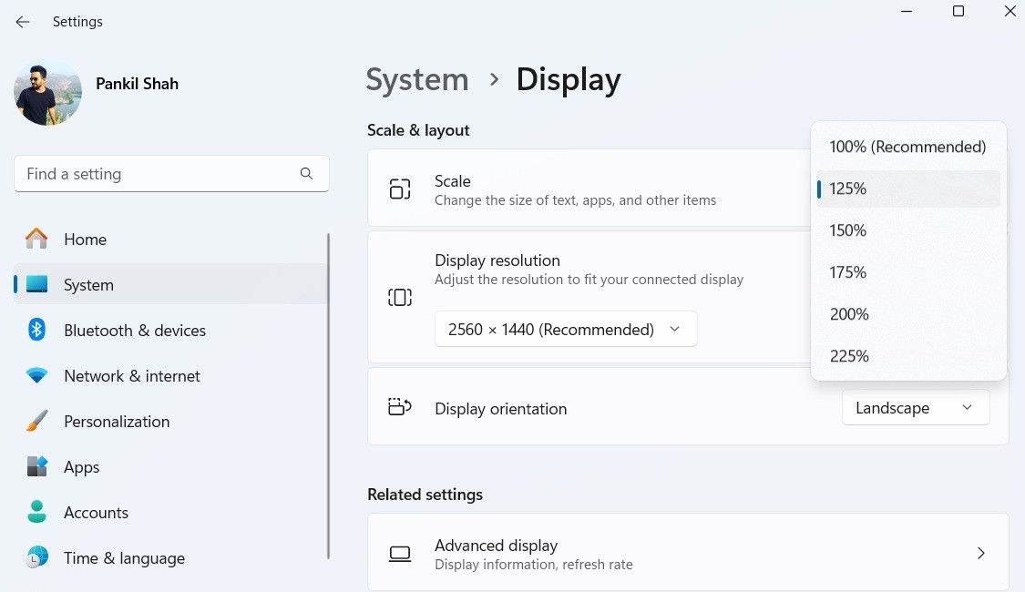 Windows 11 Settings app showing Display scale menu