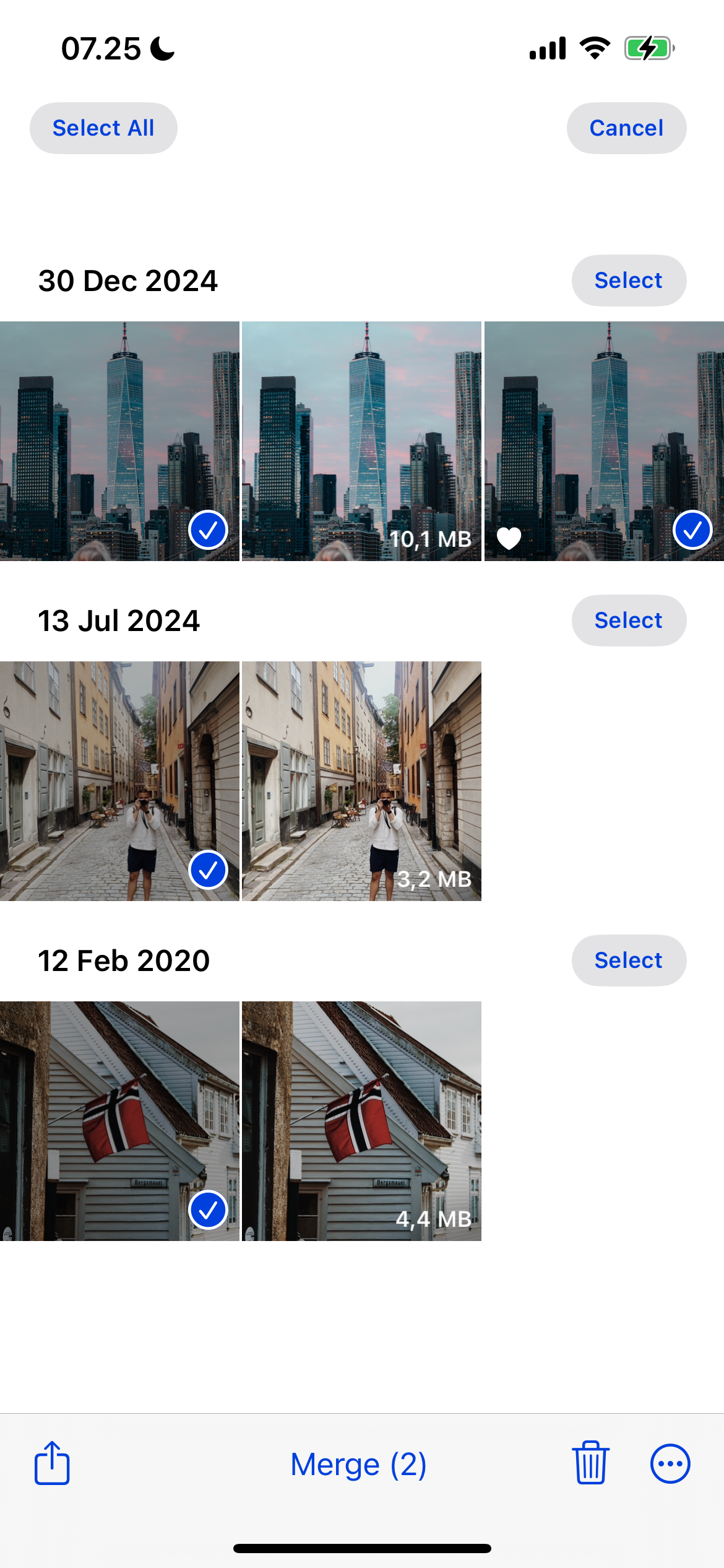 A list of duplicate pictures in the iPhone Photos app