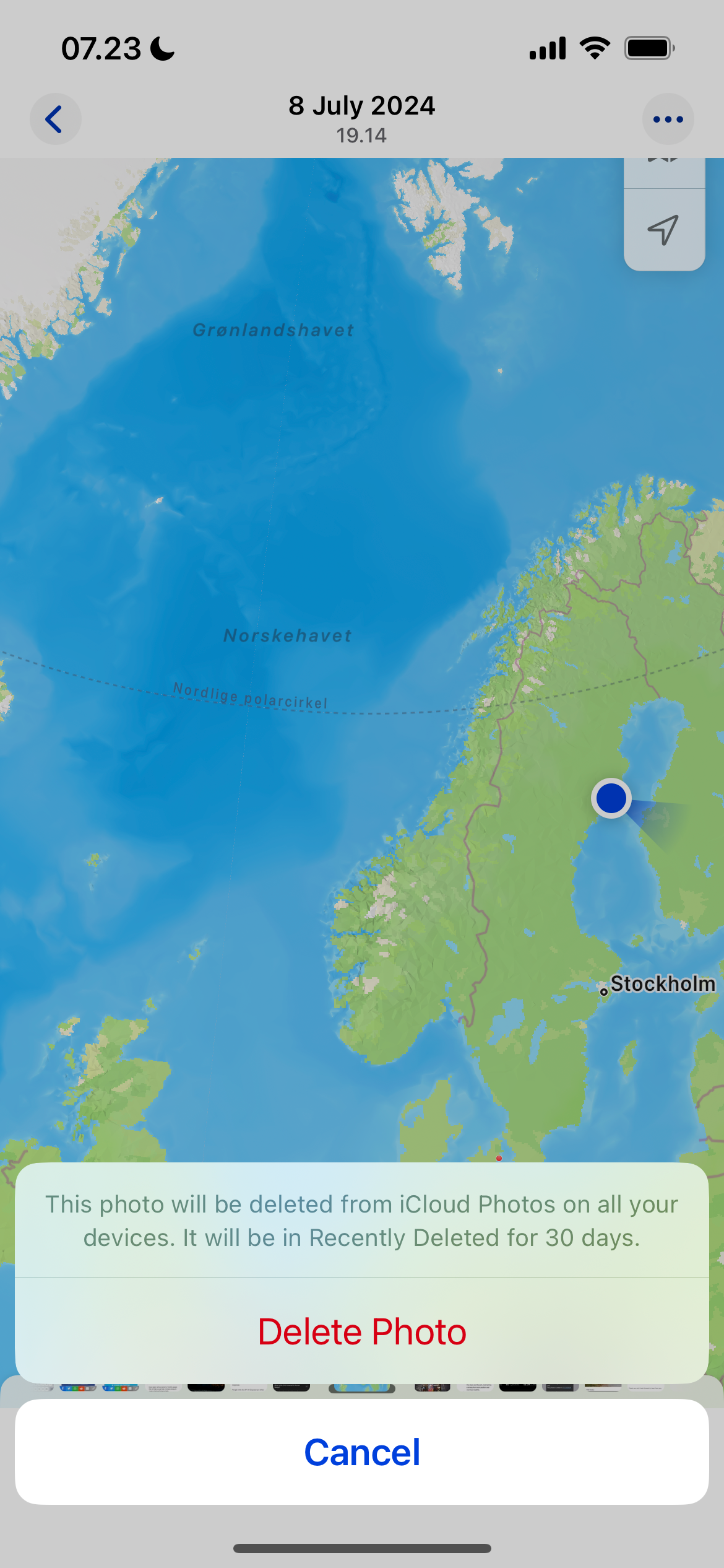 Deleting a screenshot in the iPhone Photos app