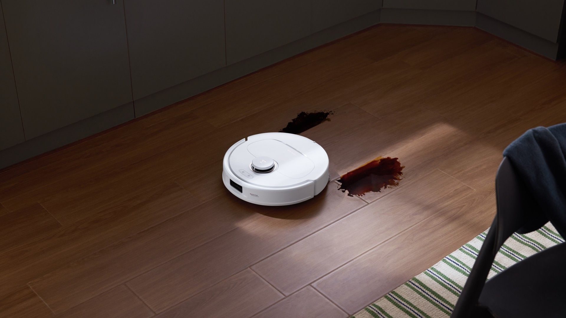 تمیز کردن Roborock QREVO S5V مایع ریخت.