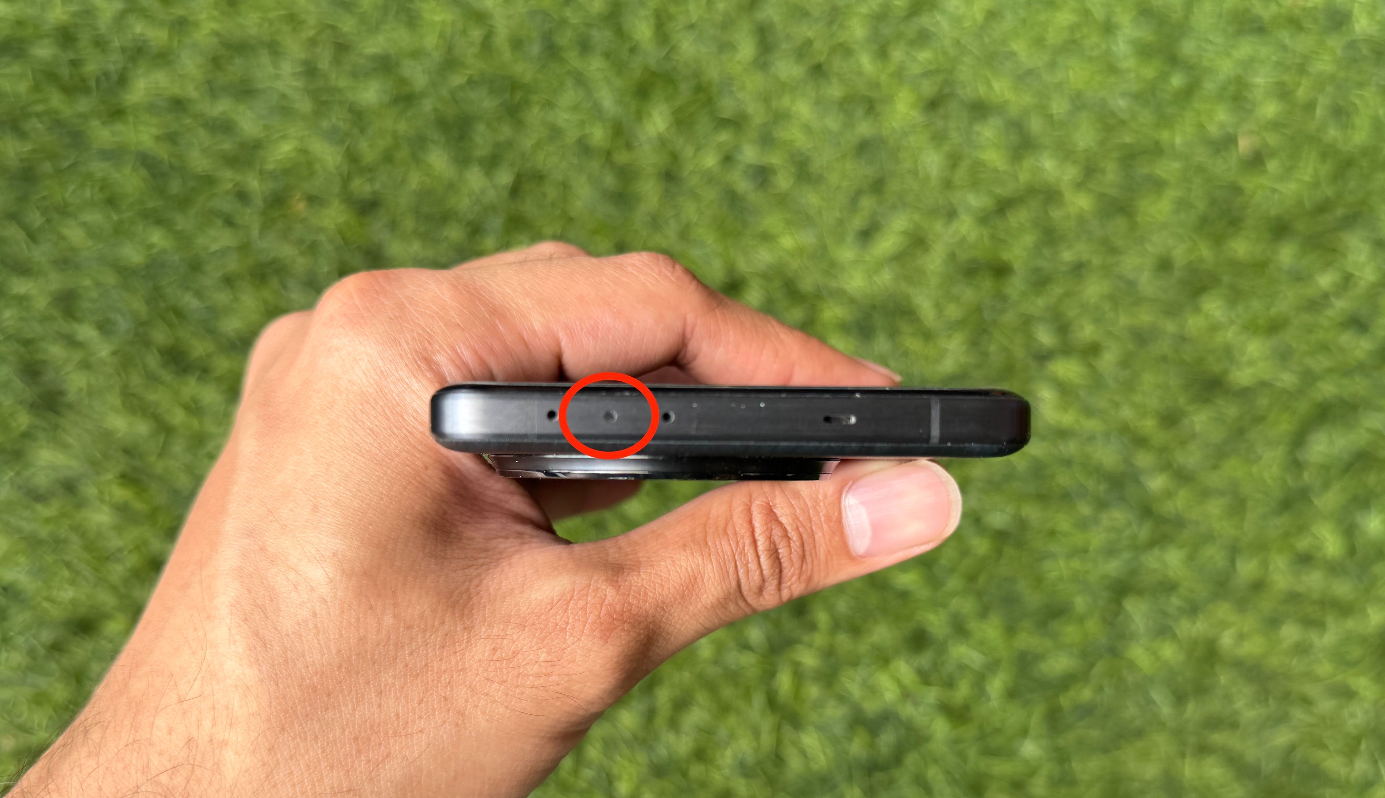 An IR blaster along the top edge of a OnePlus 13.