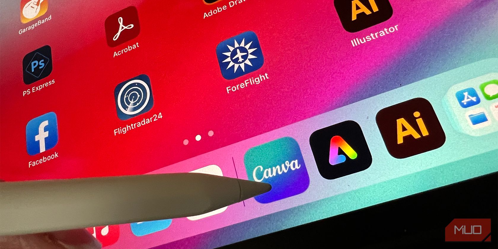 Apple Pencil روی برنامه Canva در iPad معلق است.