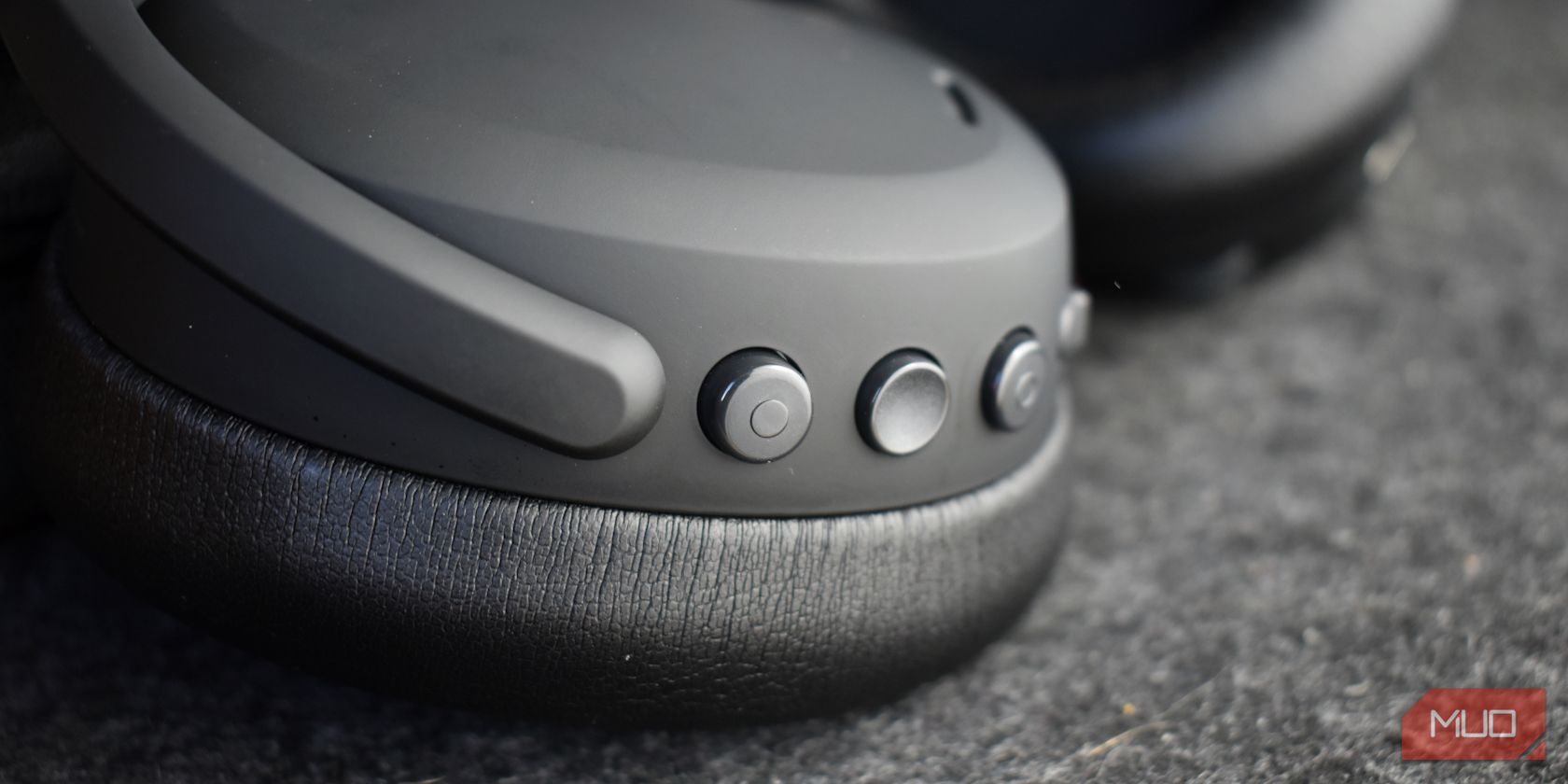 skullcandy crusher anc 2 bottom of right ear cup buttons