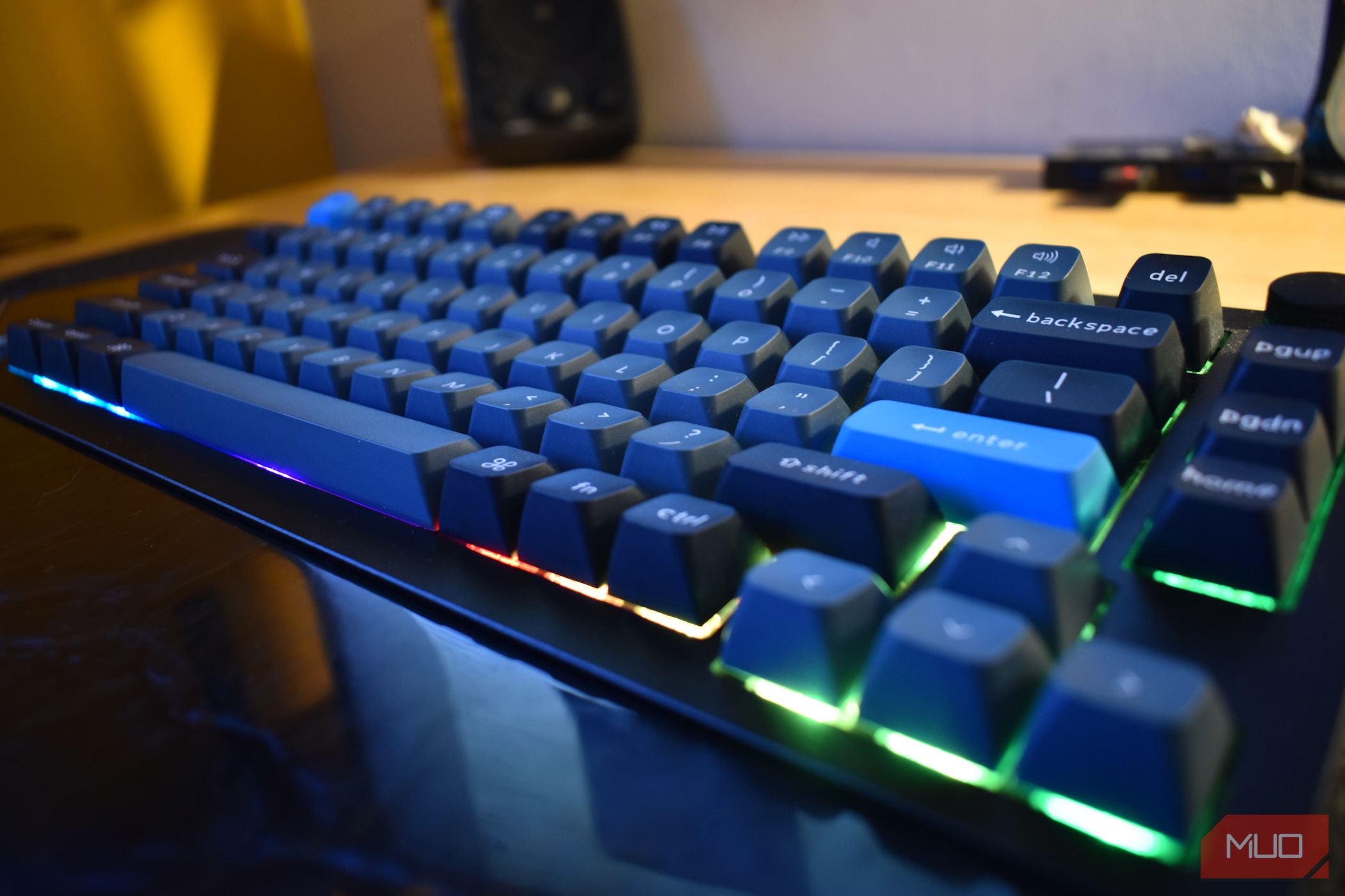 keychron q1 pro روی میز با نمای گسترده rgb