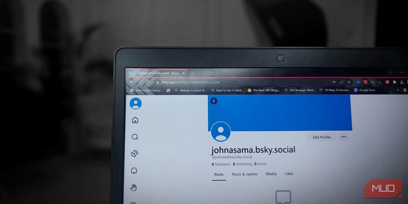 foto de laptop mostrando a página de perfil do bluesky