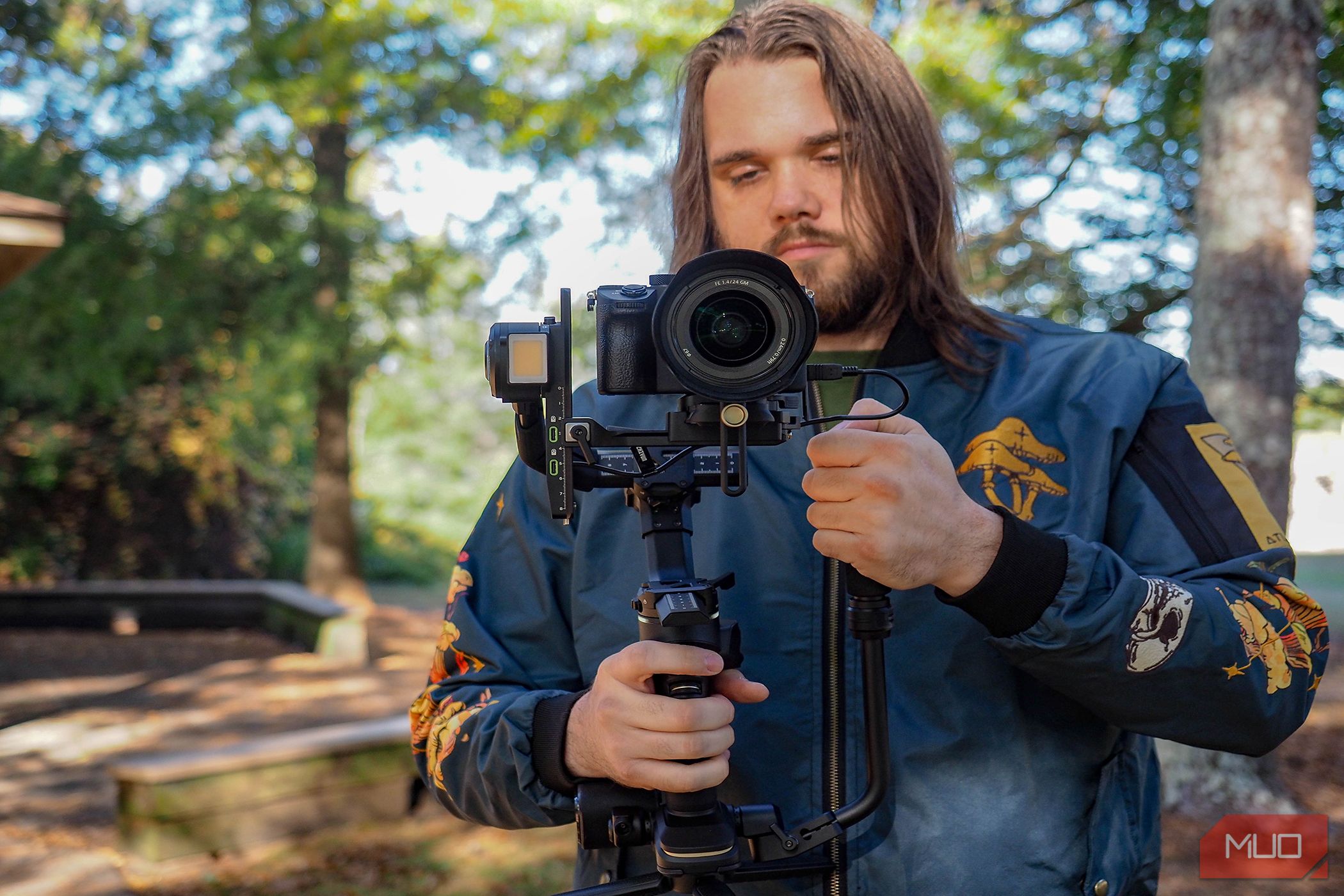 Zhiyun Crane 4 two-handed hold