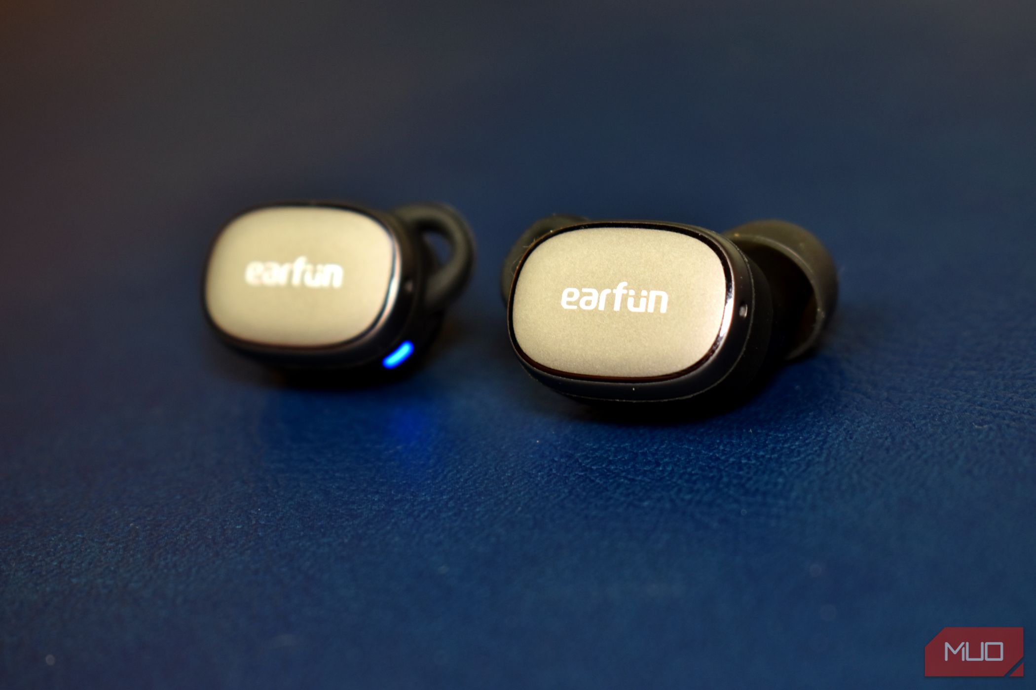 earfun free pro 3 earbuds در کنار هم نشان می دهد