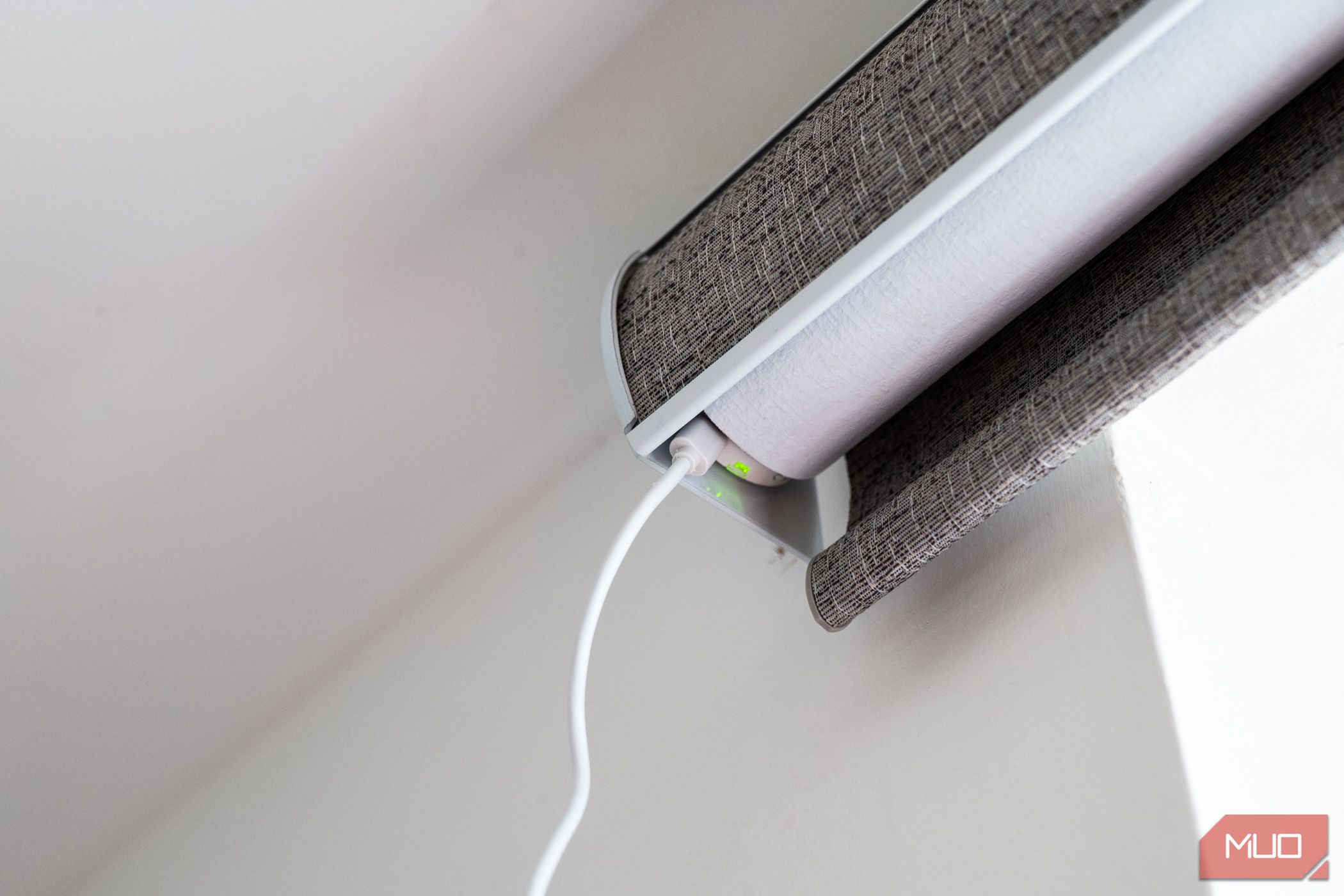 smartwings matter shade review - close up of motor and charging port