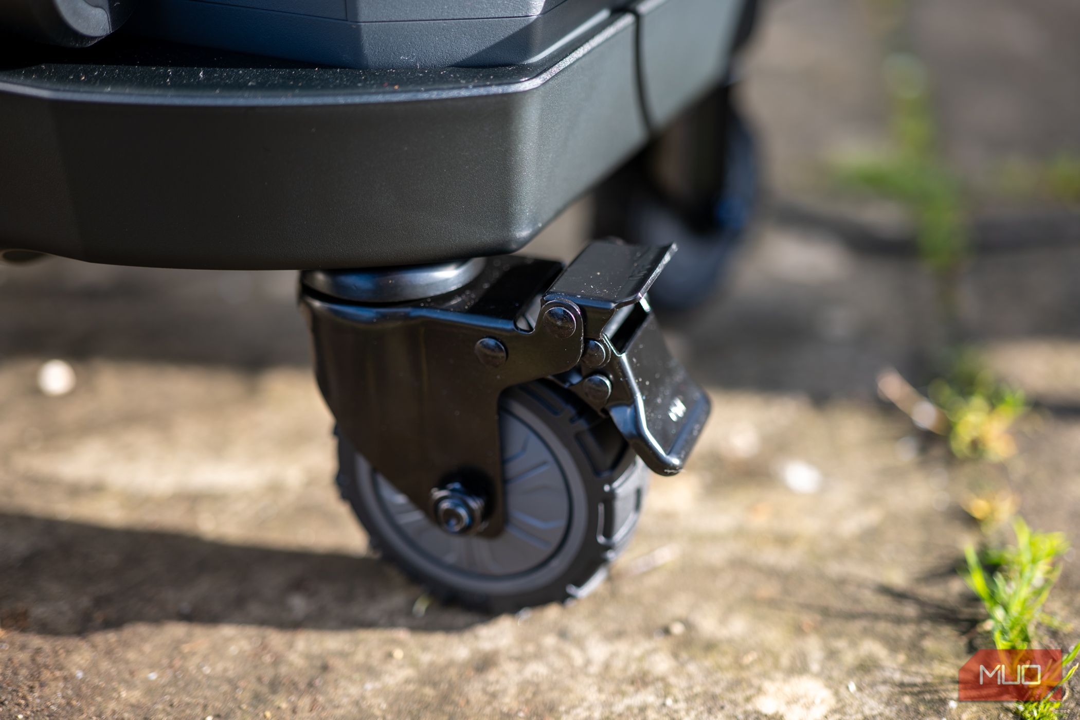 ugreen powerroam gs2200 - big wheels and lock close up