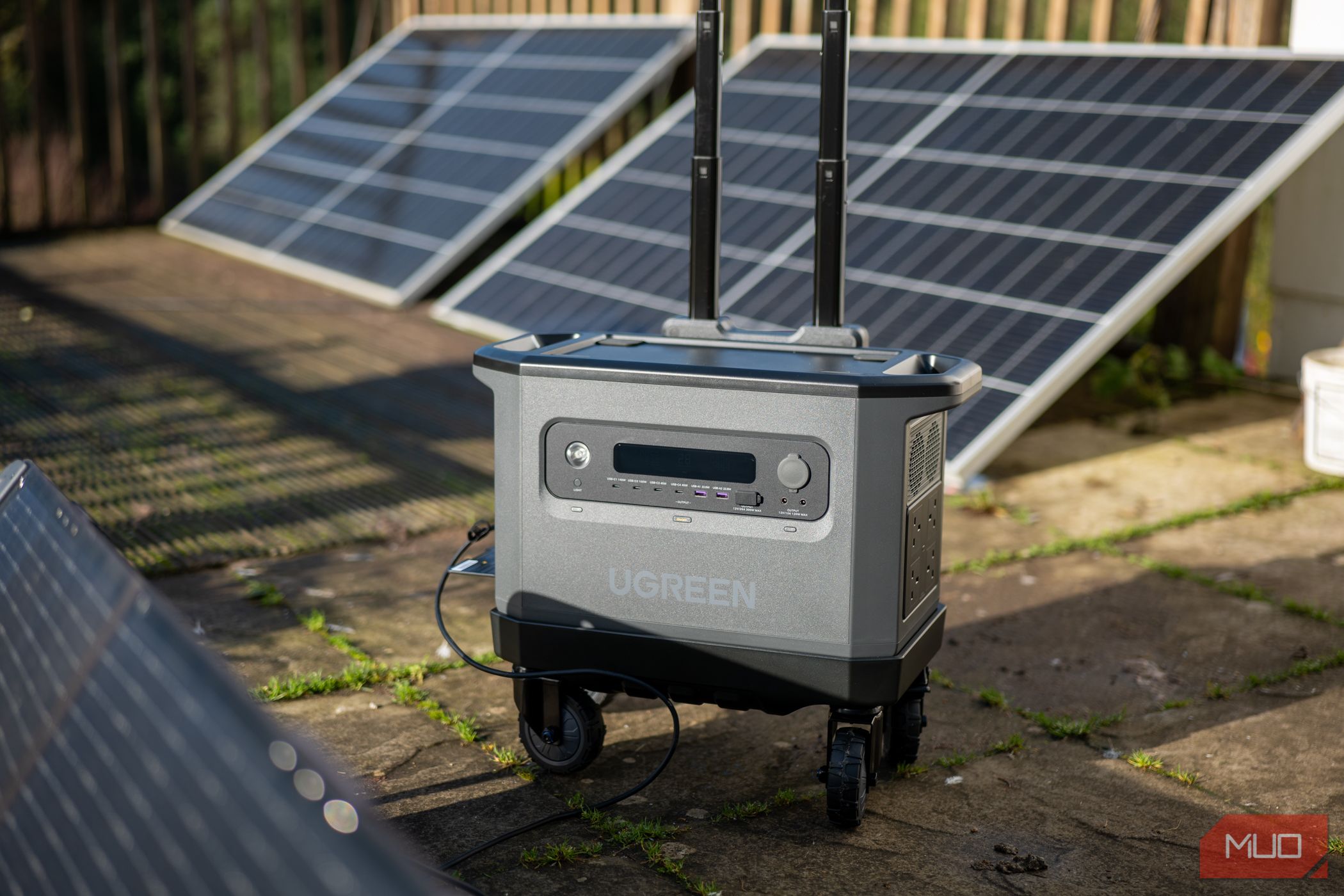 ugreen powerroam gs2200 - featured outside with solar panels