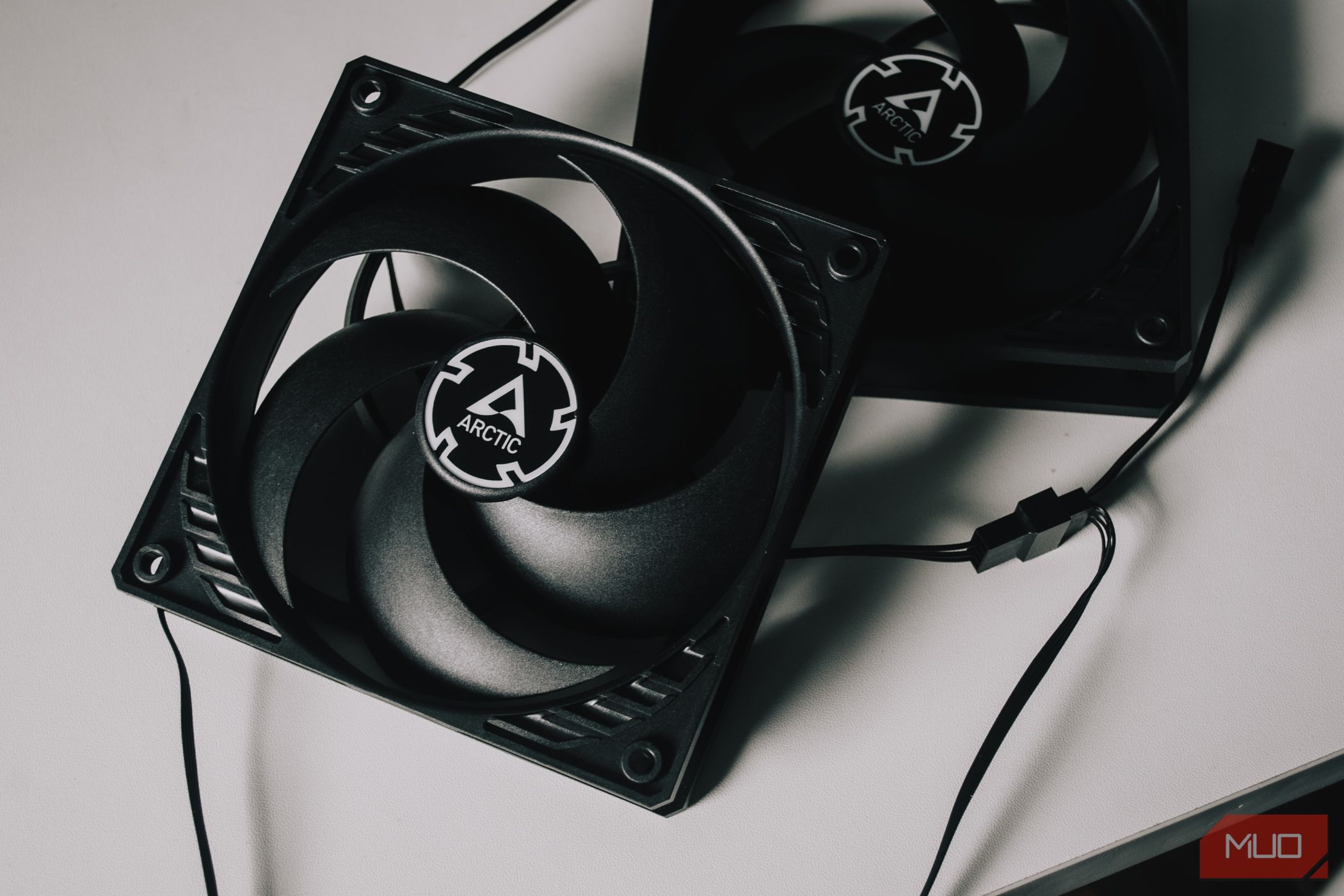 Arctic P12 fans connected through PST