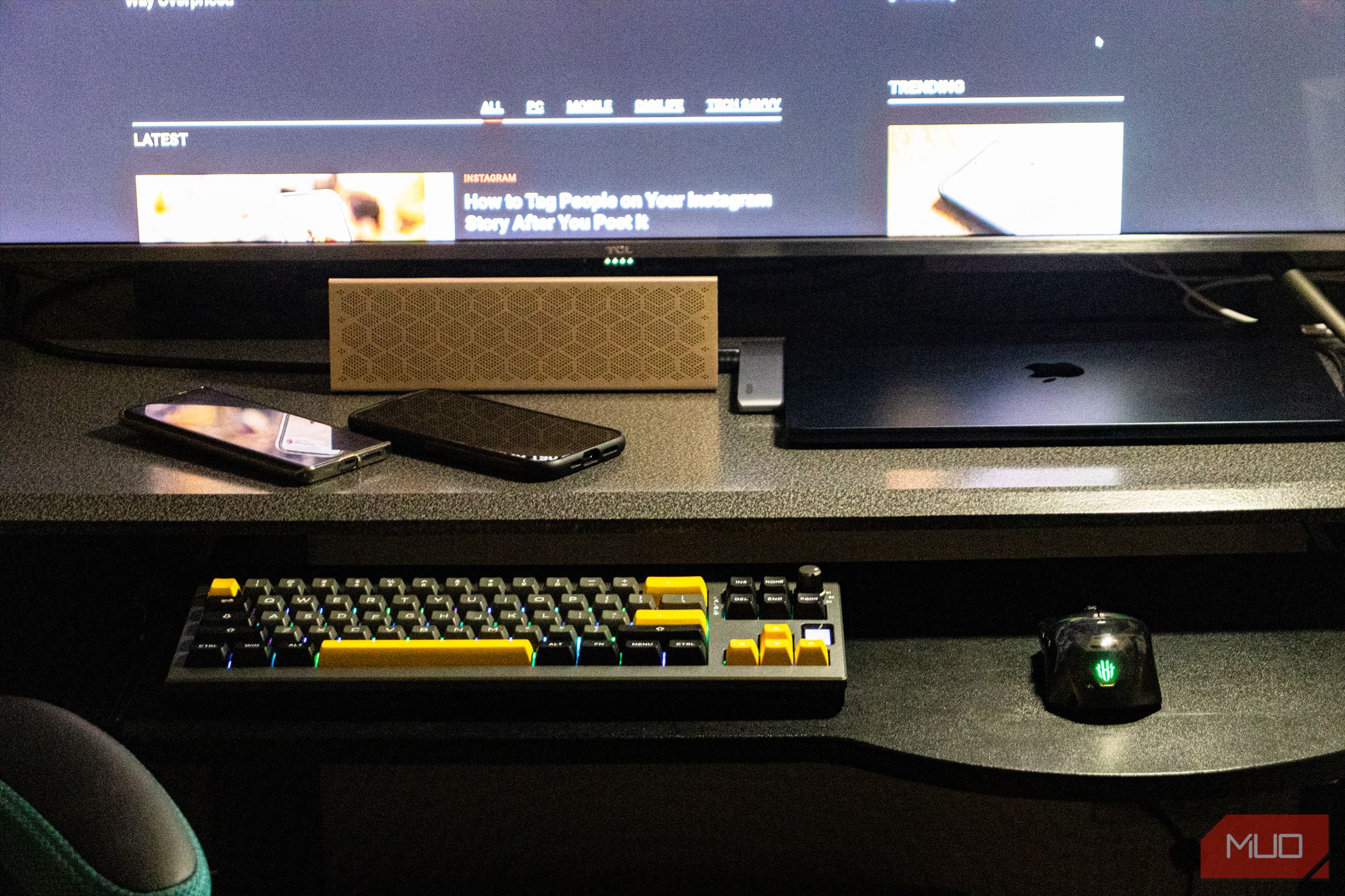 Epomaker Shadow-X on a dark gray themed workstation
