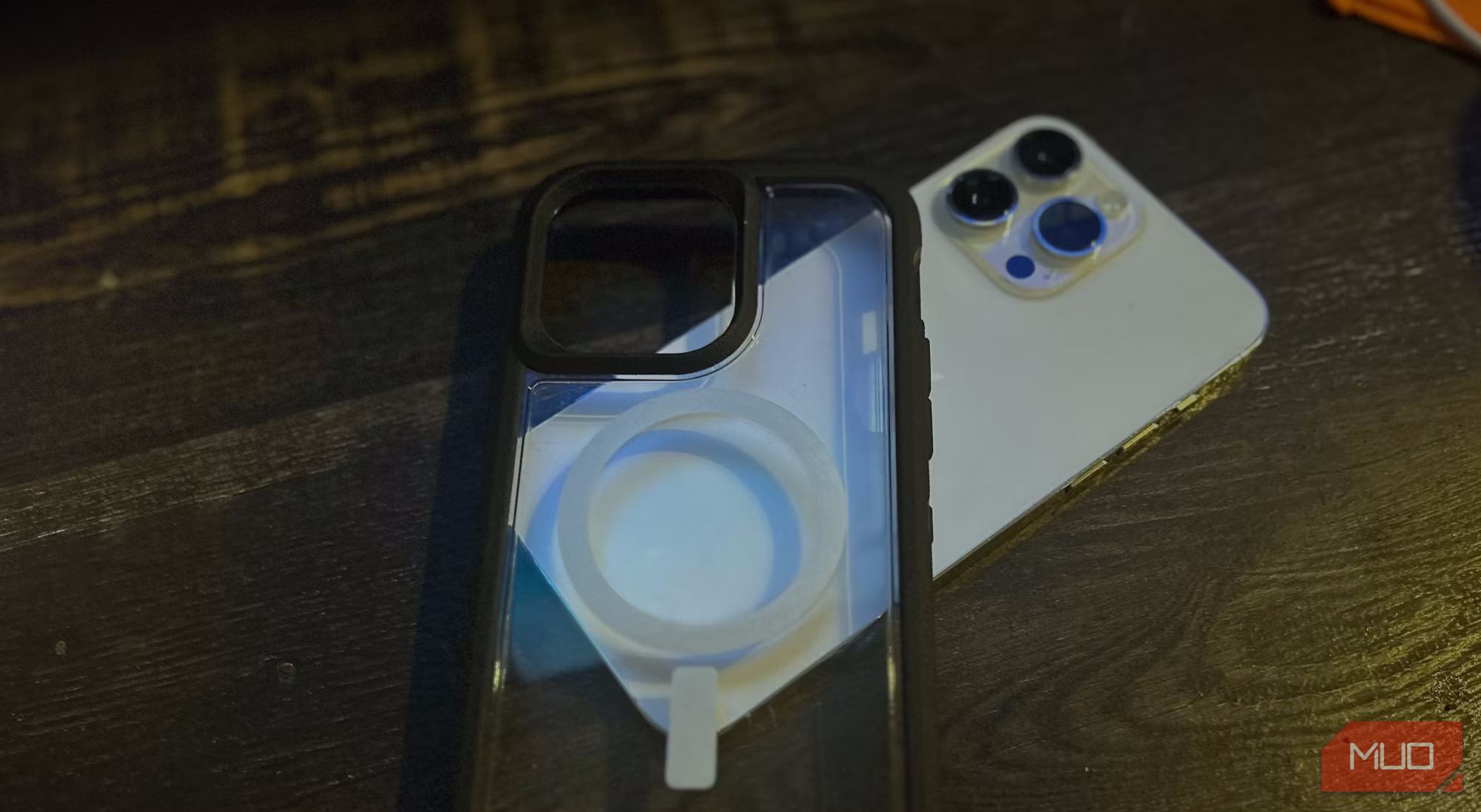 O carcasă transparentă deasupra unui iPhone