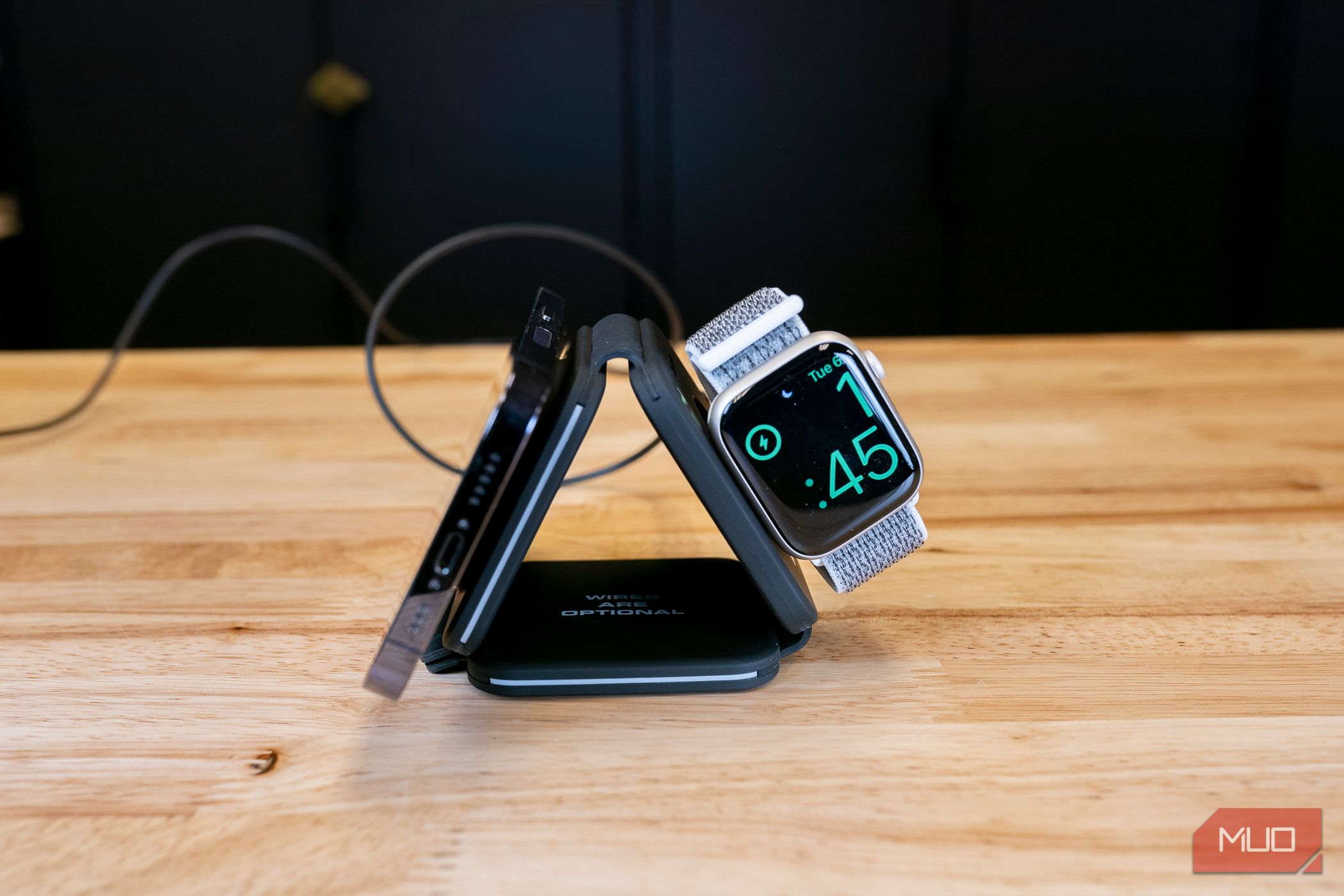 Infinacore T3 carregando um iPhone e Apple Watch