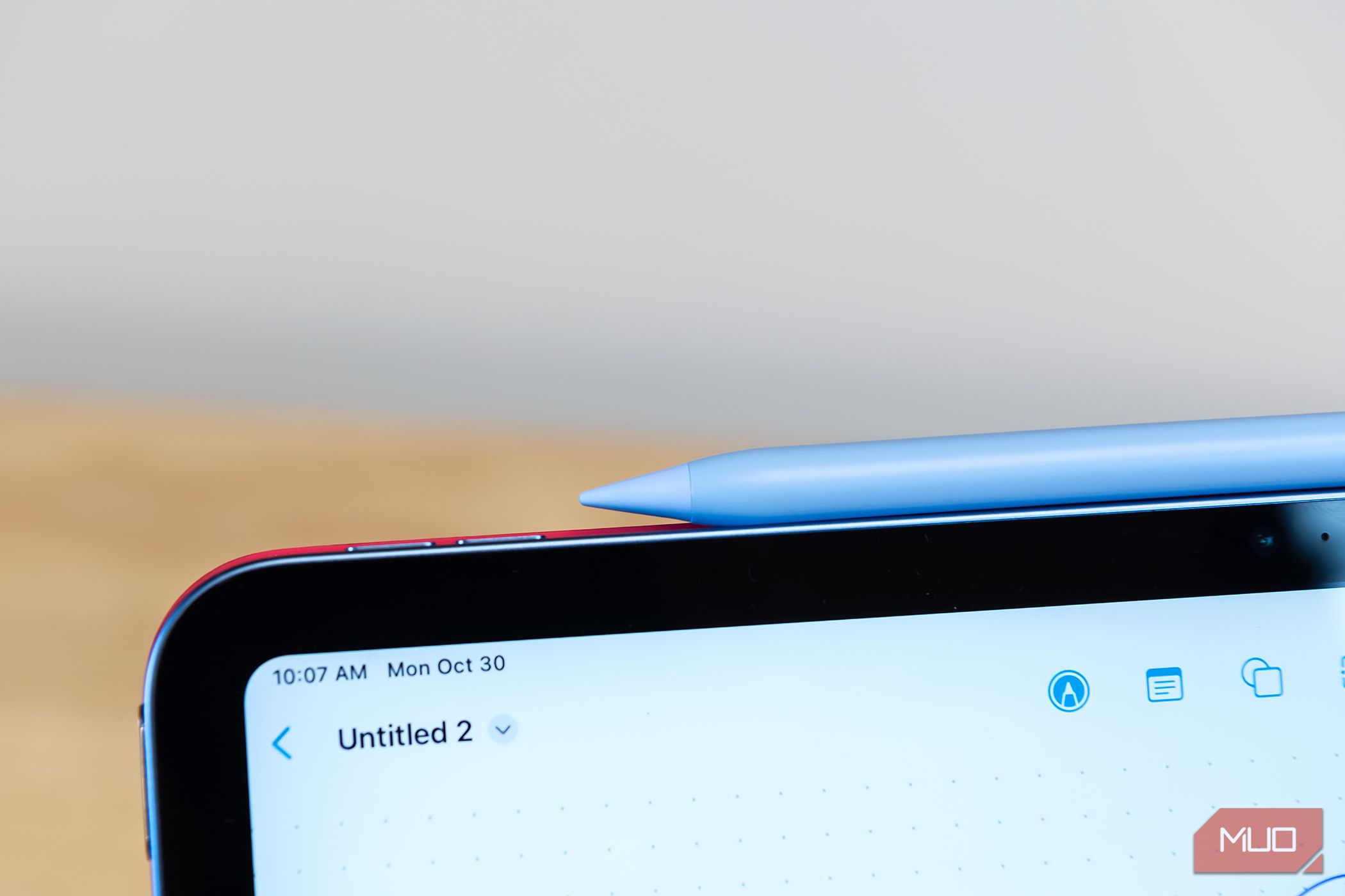 Pencil tip of the ZAGG Pro Stylus 2 magnetically mounted on an iPad