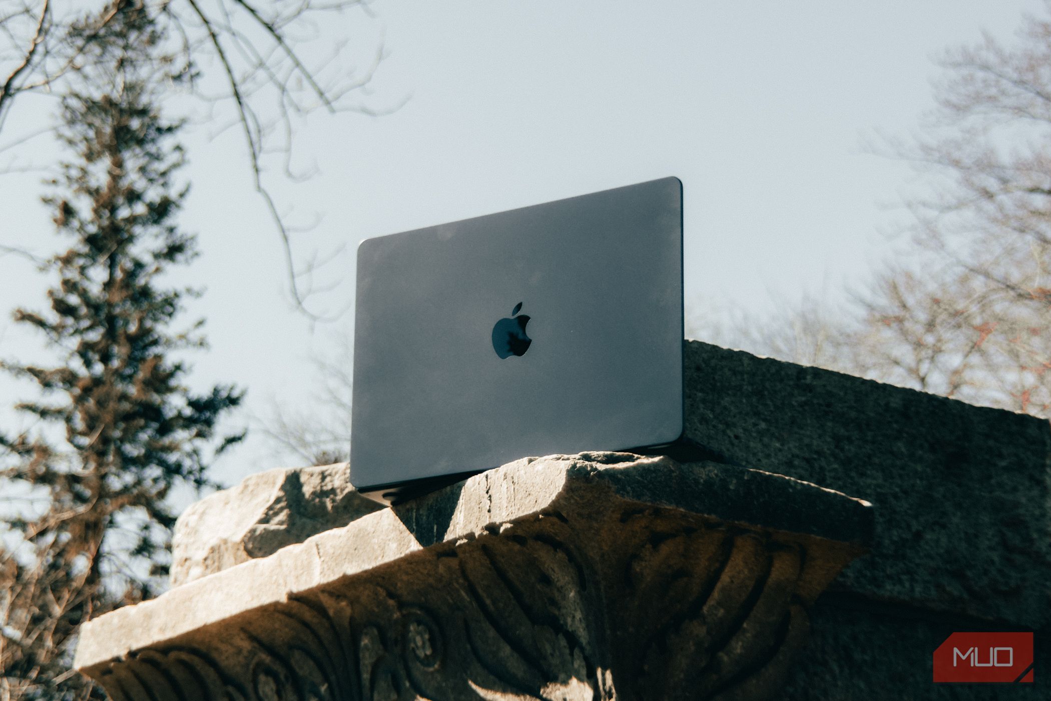 M3 13-inch MacBook Air on Ledge