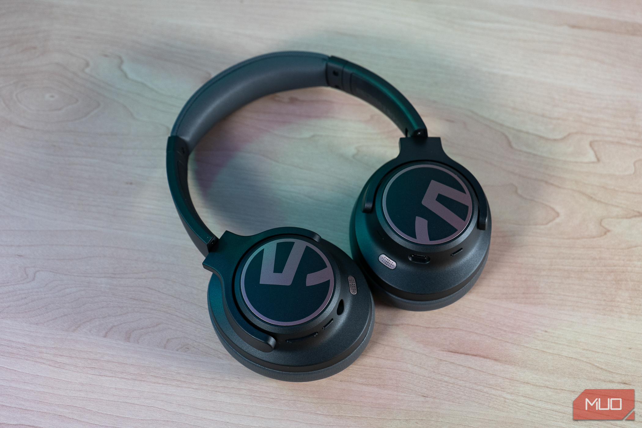SoundPEATS Space headphones displaying logo on the earcups