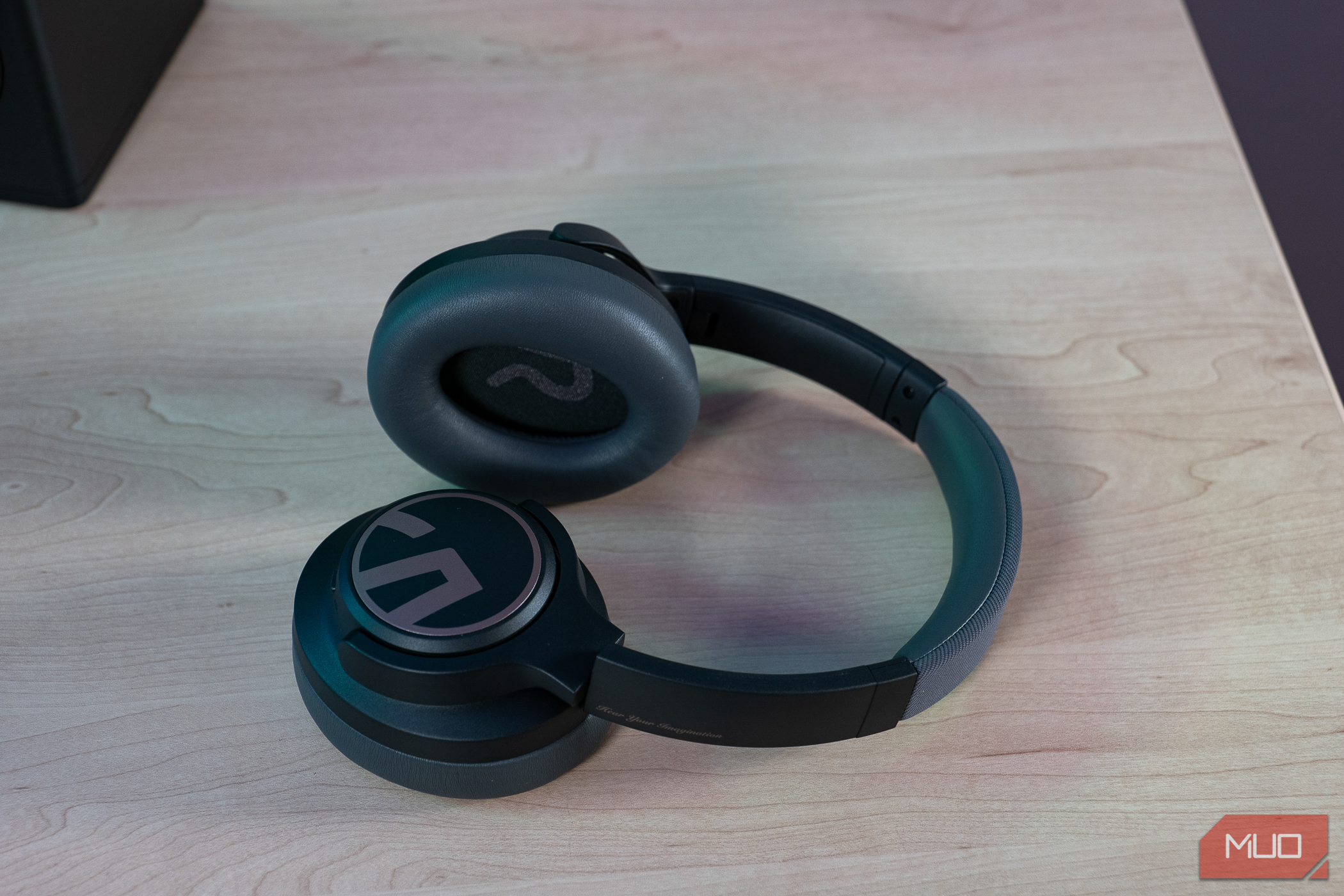 SoundPEATS Space headphones has swivel earcups