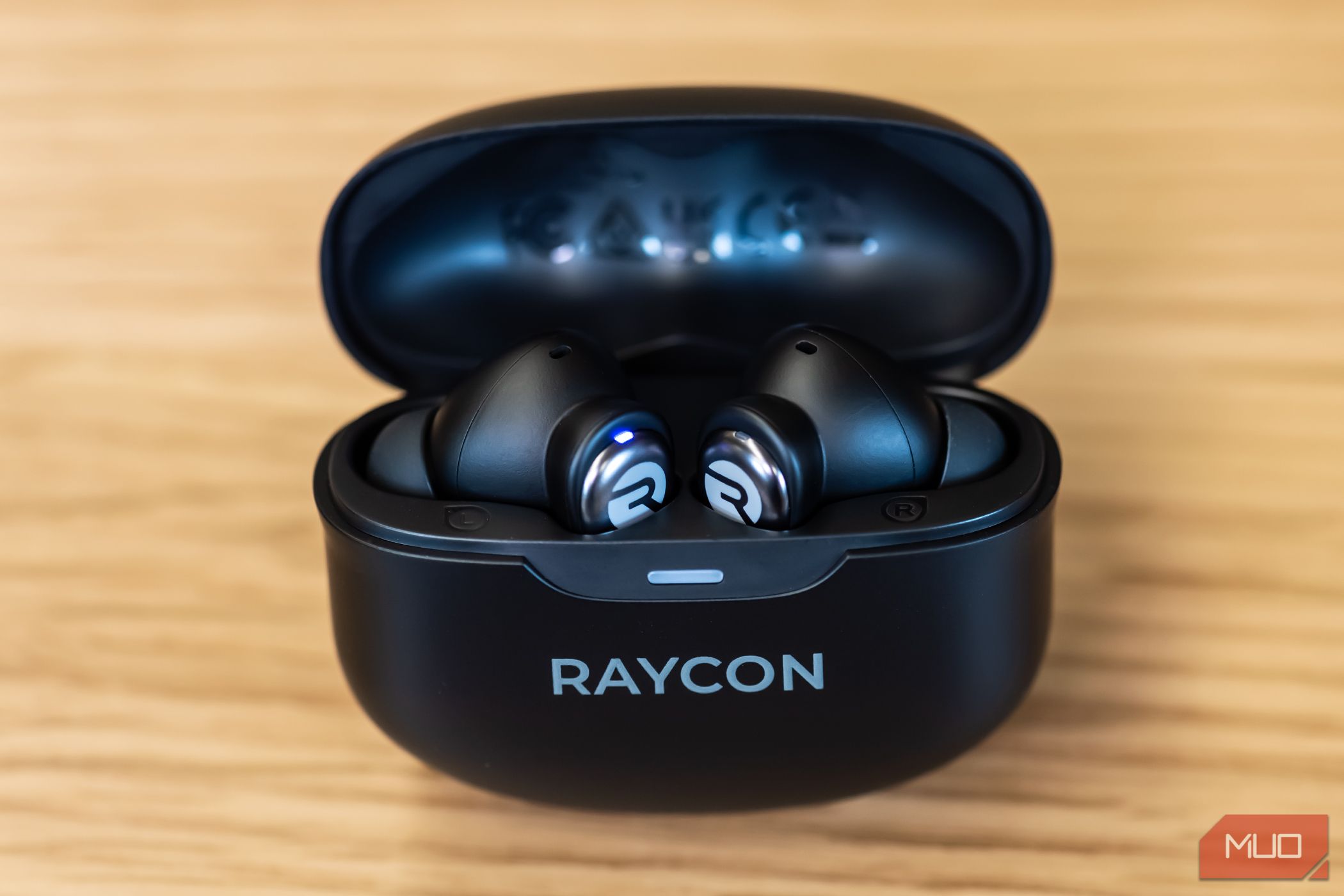 یک جفت گوشی Raycon Everyday Earbuds Pro در جعبه آنها