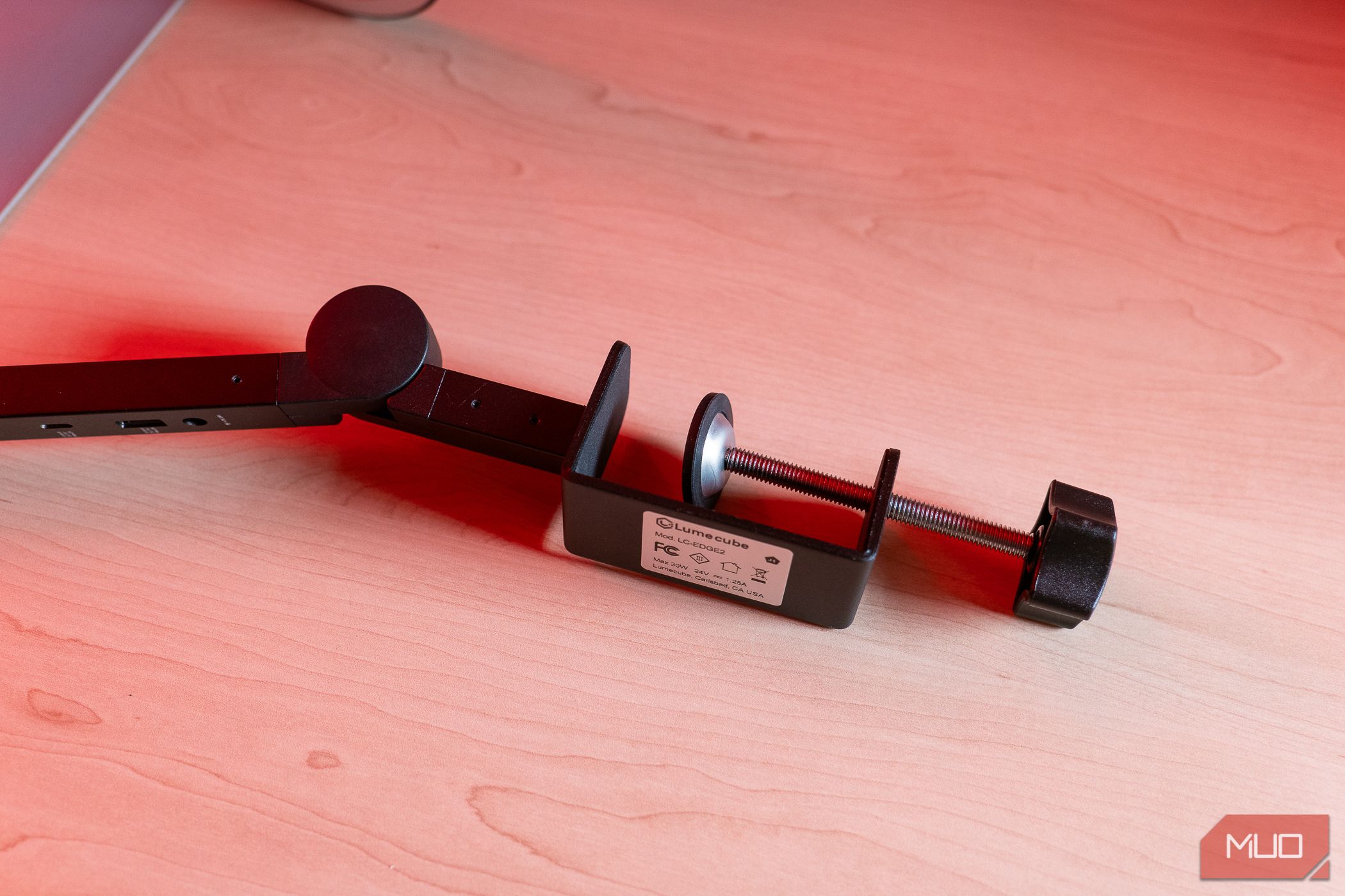 Luke Cube Edge Light 2.0 closeup of clamp mount