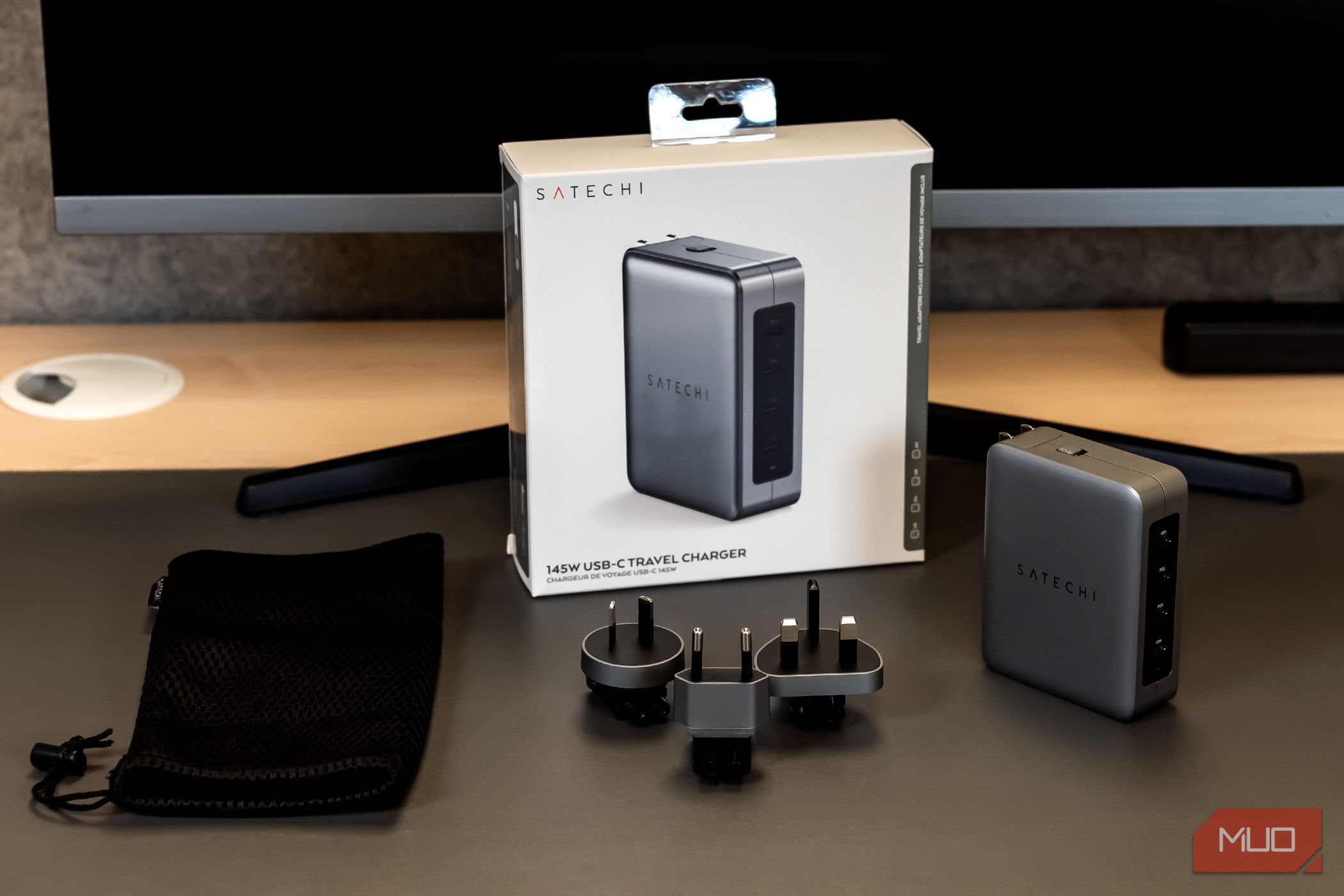 Satechi Travel Charger Whats in the Box on desk