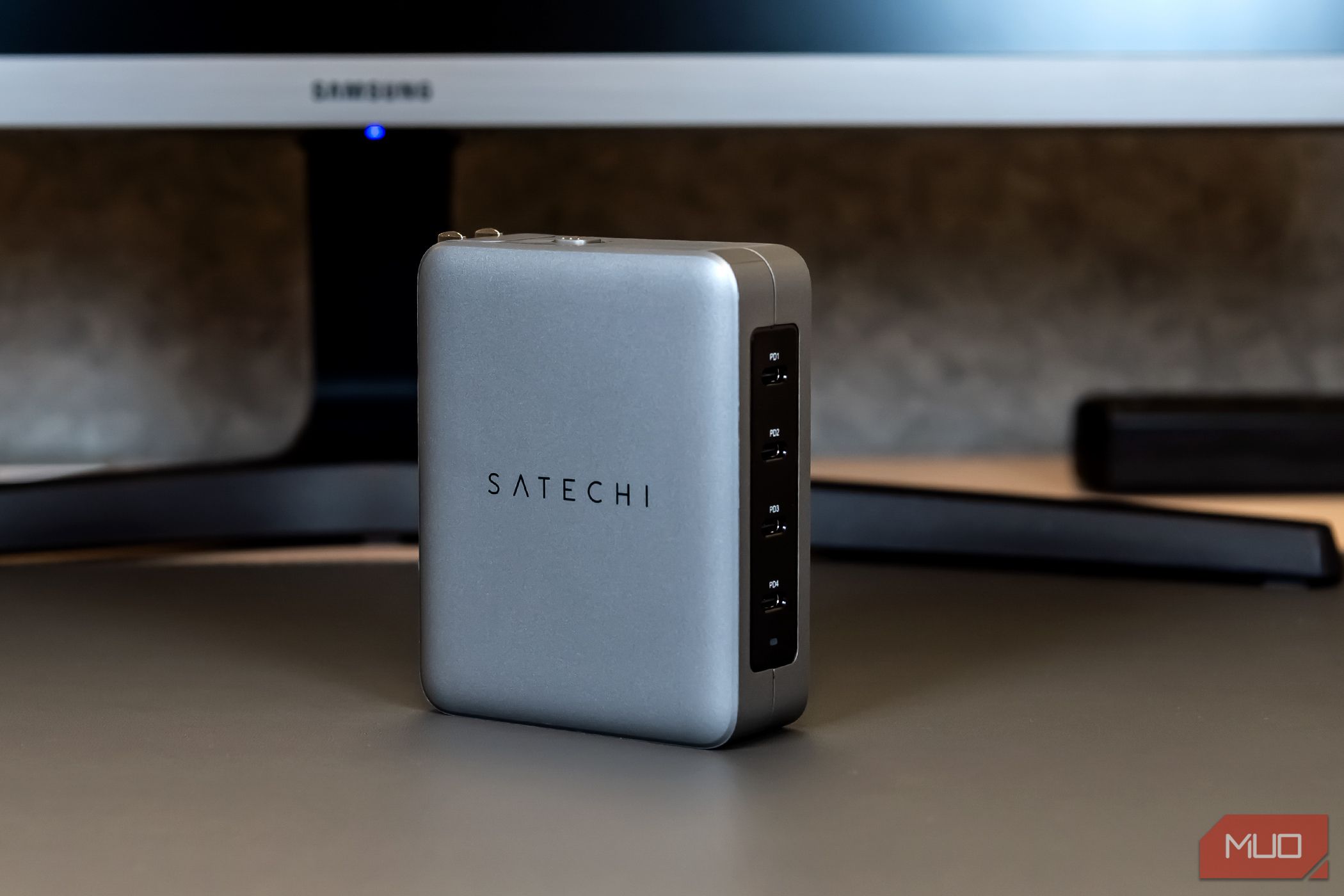 Satechi Travel Charger on desk