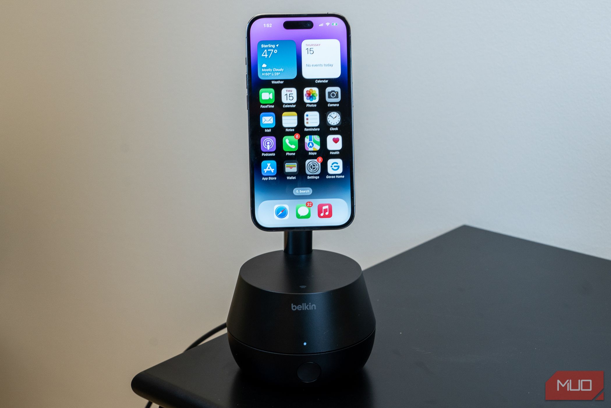 Um iPhone sendo carregado pelo Belkin Auto-Tracking Stand Pro