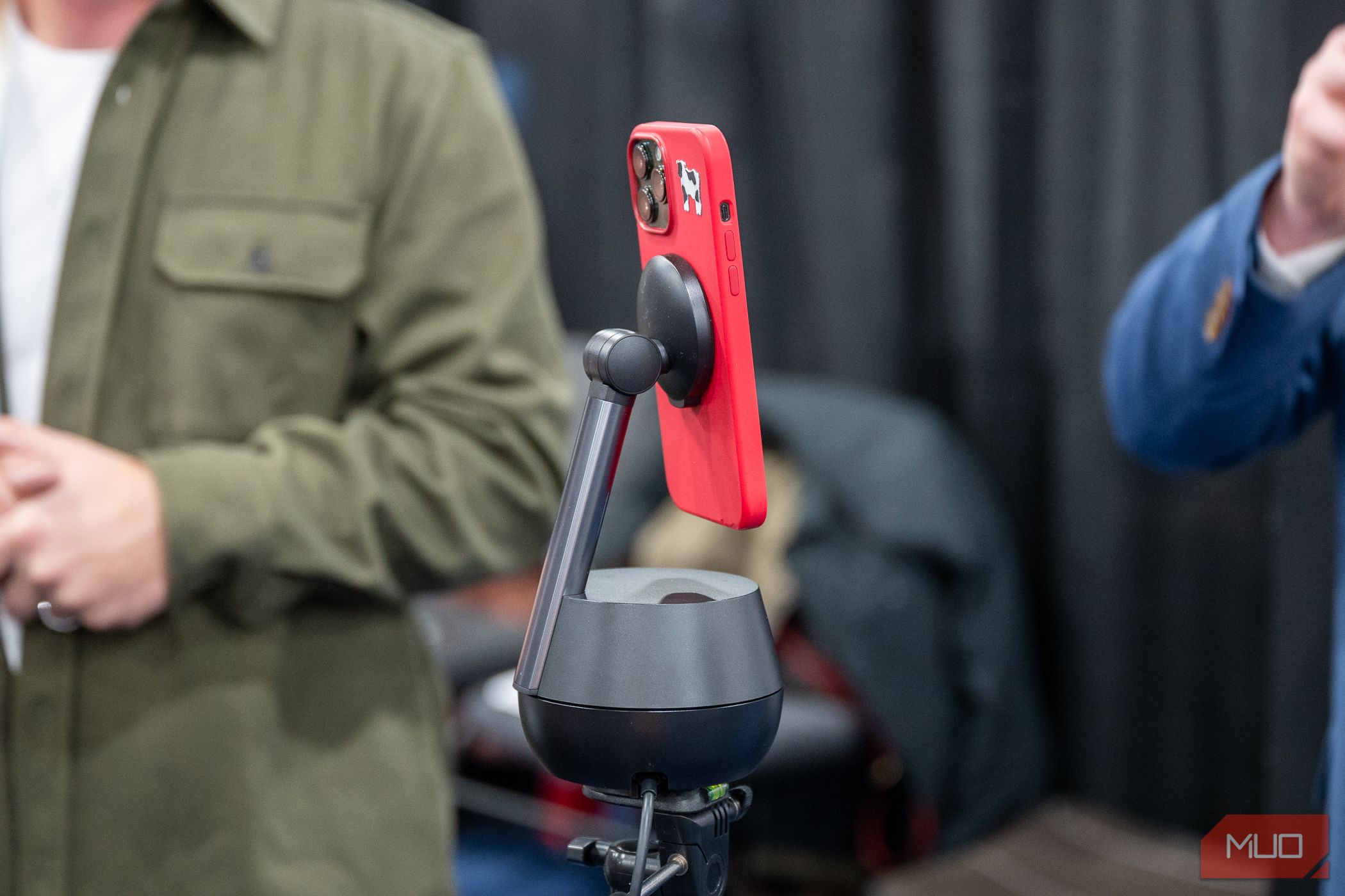 Belkin Auto-Tracking Stand Pro em uso na CES 2024-1