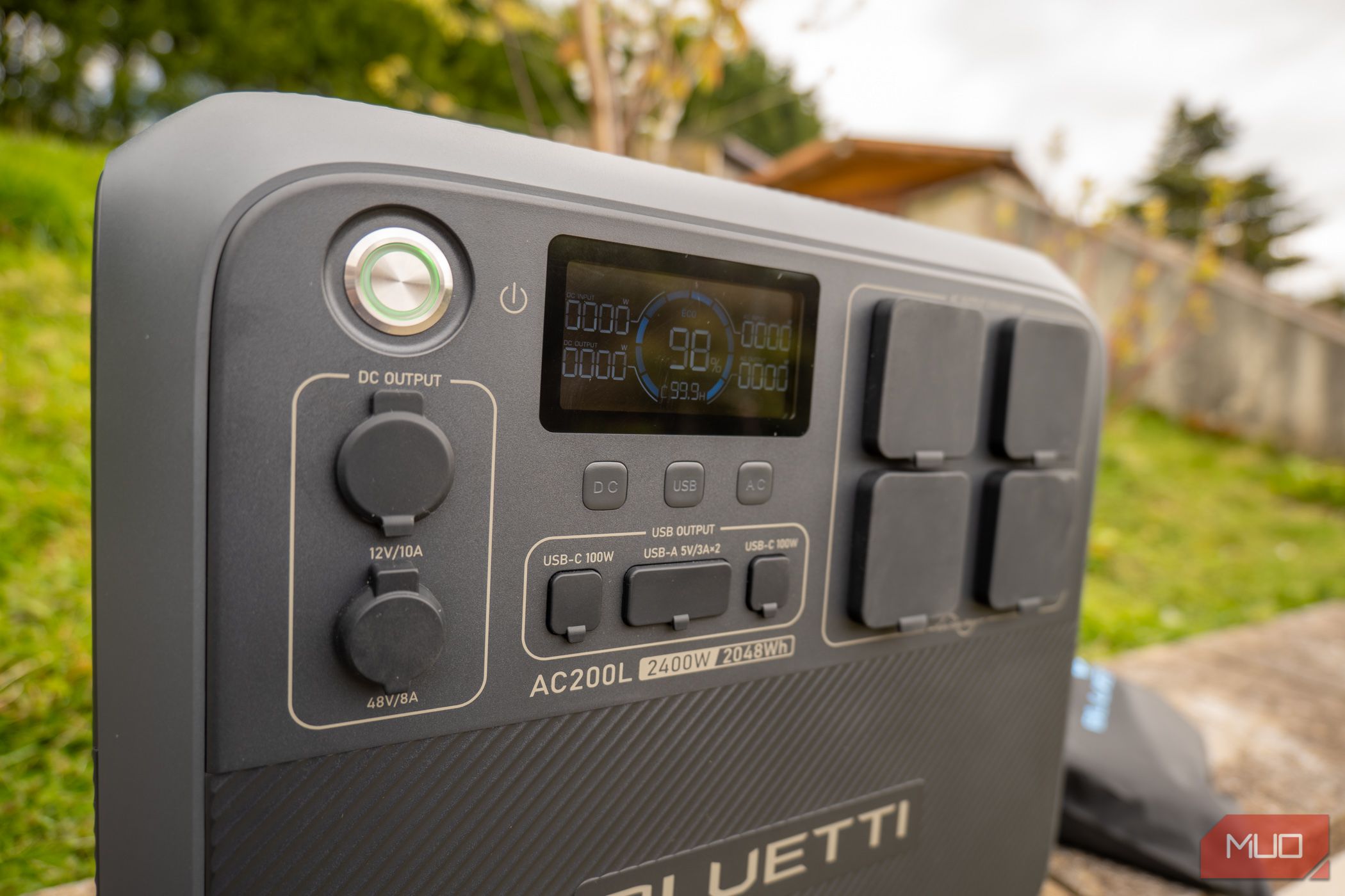 Bluetti AC200L review- screen outdoors-1