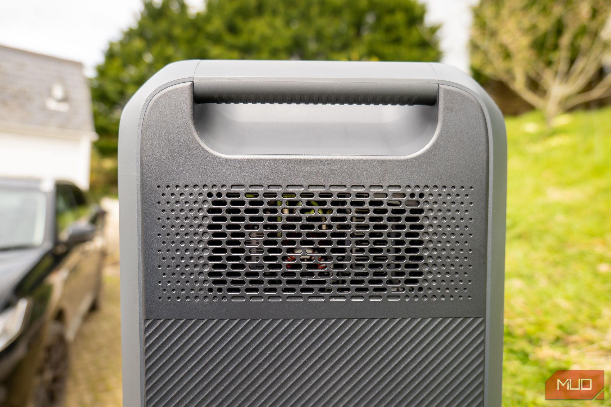 Bluetti AC200L review -side view-1