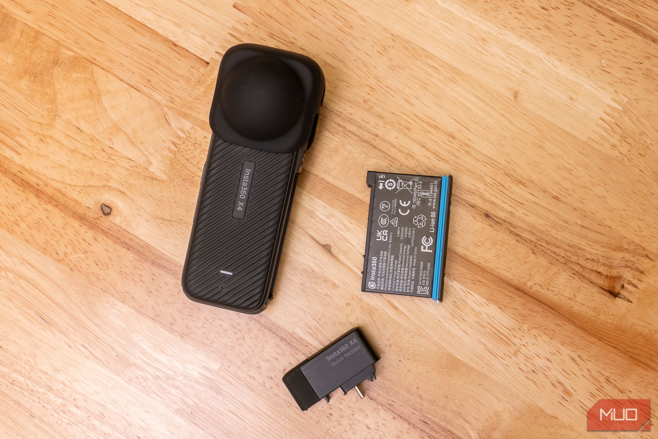 Insta360 X4 spare battery and quick SD reader