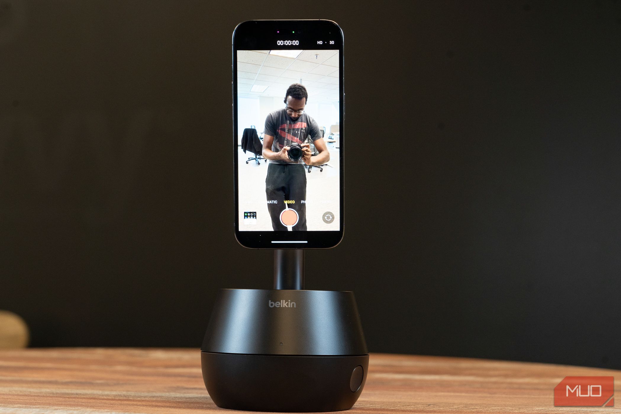 O Belkin Auto-Tracking Stand Pro funciona sem estar conectado