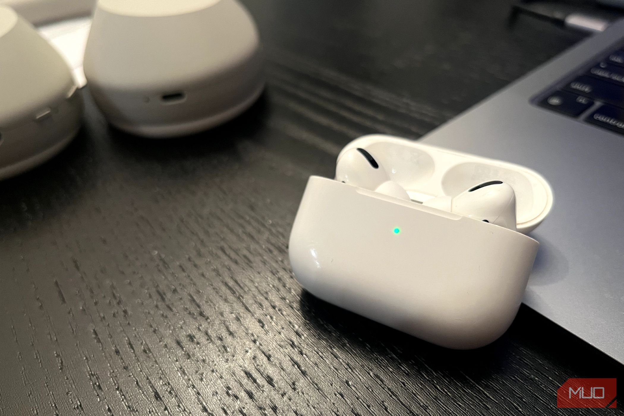 جعبه AirPods Pro با چراغ وضعیت سبز باز می شود