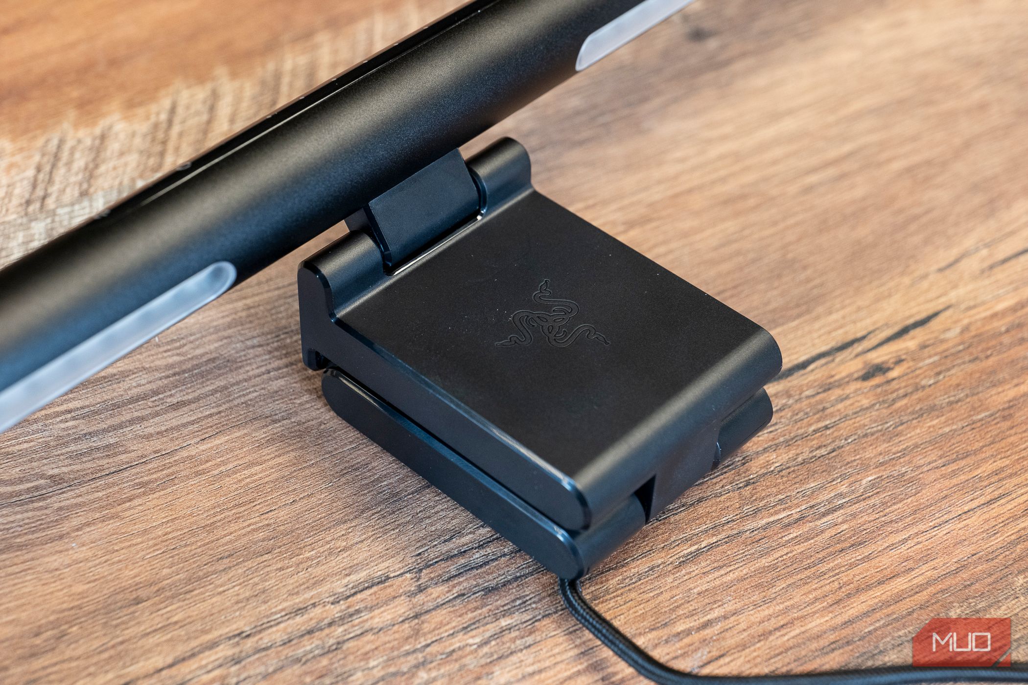 Parte traseira da barra de luz do monitor Razer Aether
