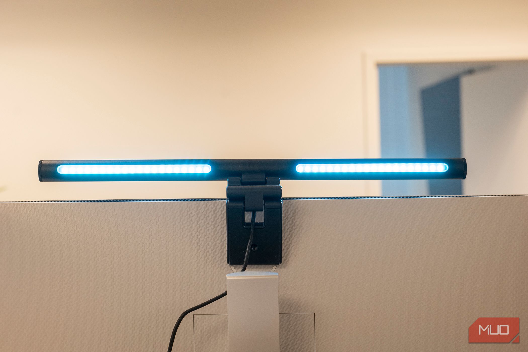 Parte traseira da barra de luz do monitor Razer Aether com cor de luz sólida