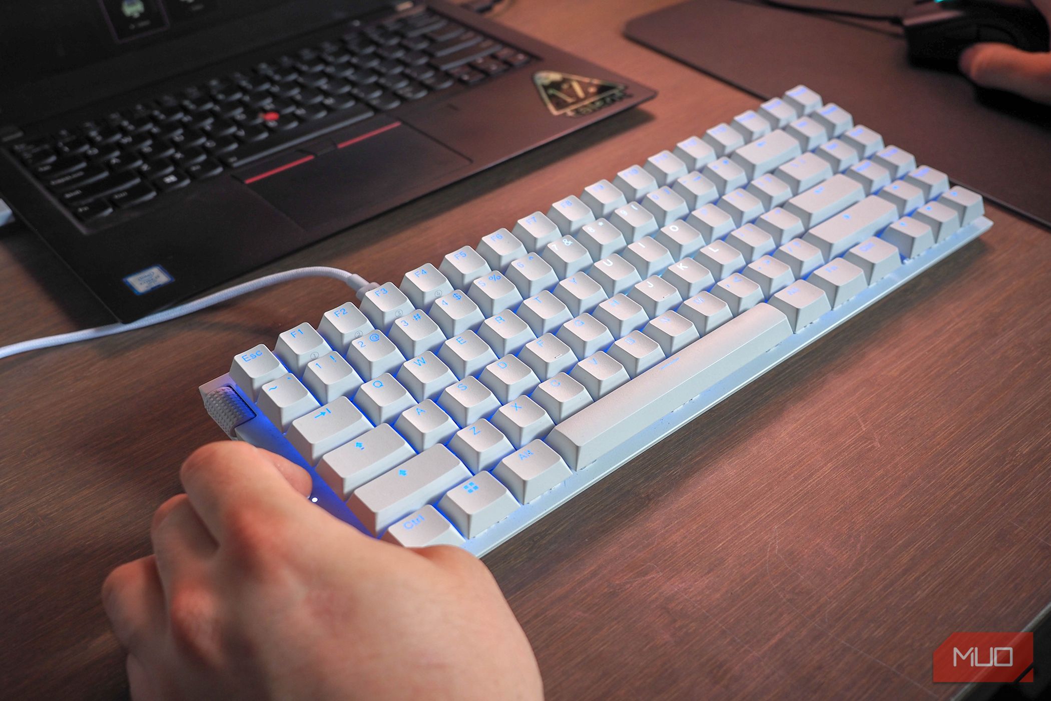 Teclado NZXT Function 2 MiniTKL close-up com cor azul