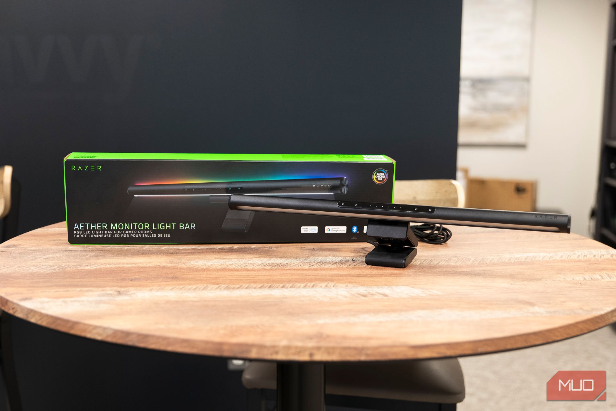 Barra de luz do monitor Razer Aether na frente da caixa
