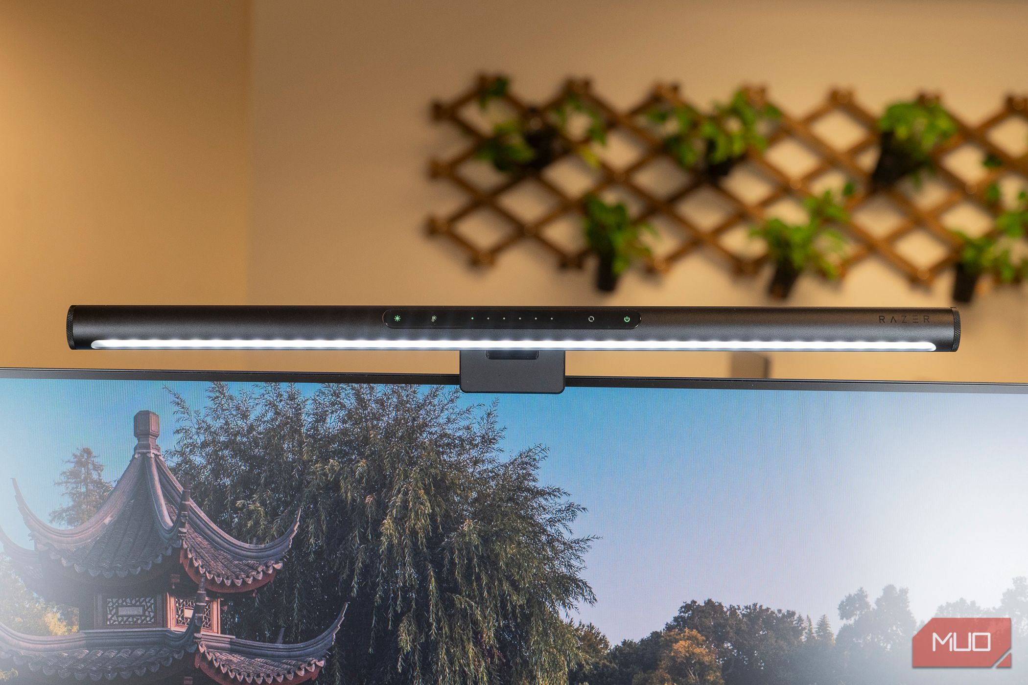 Barra de luz do monitor Razer Aether em um monitor