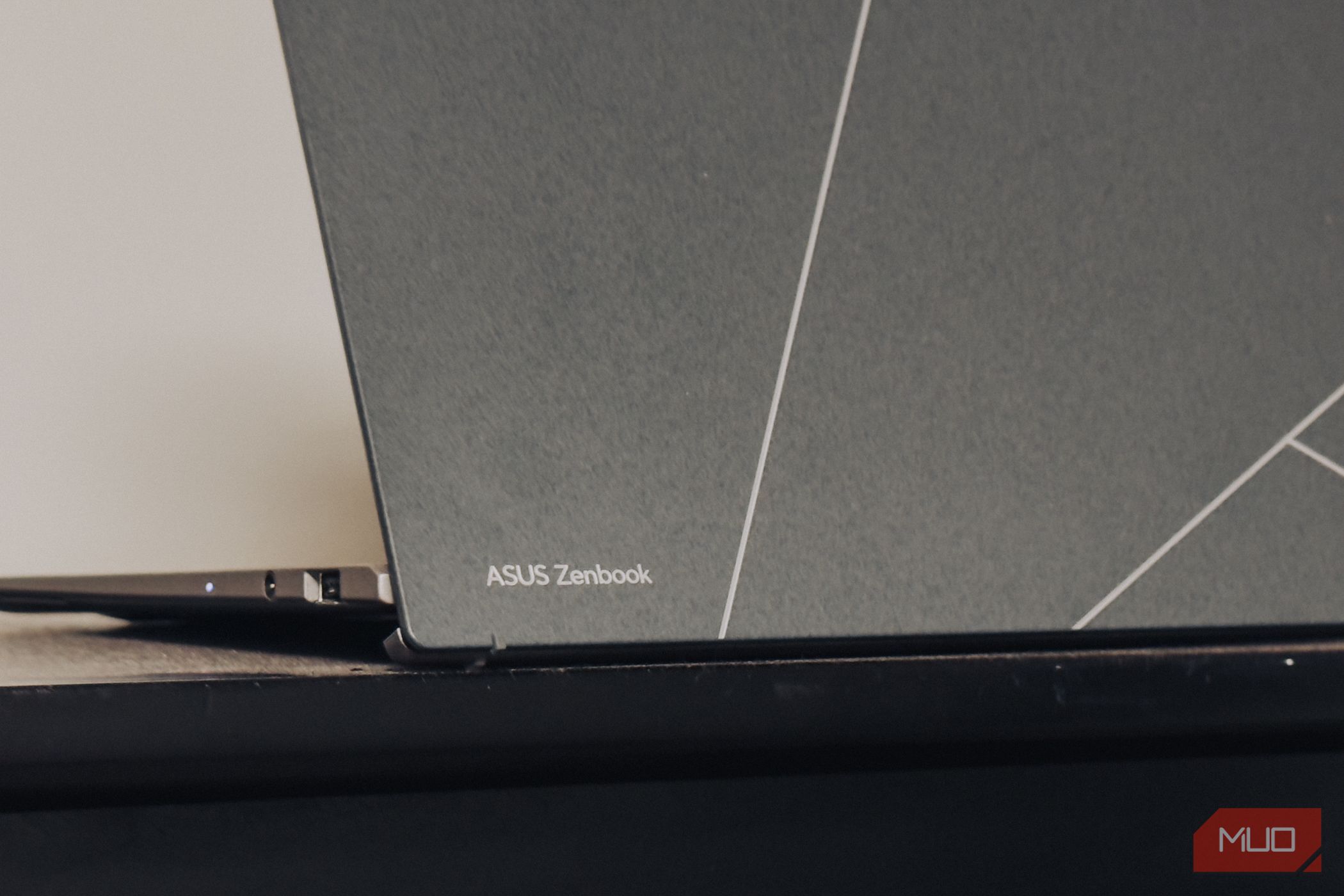 ASUS Zenbook S 13 OLED Branding close up