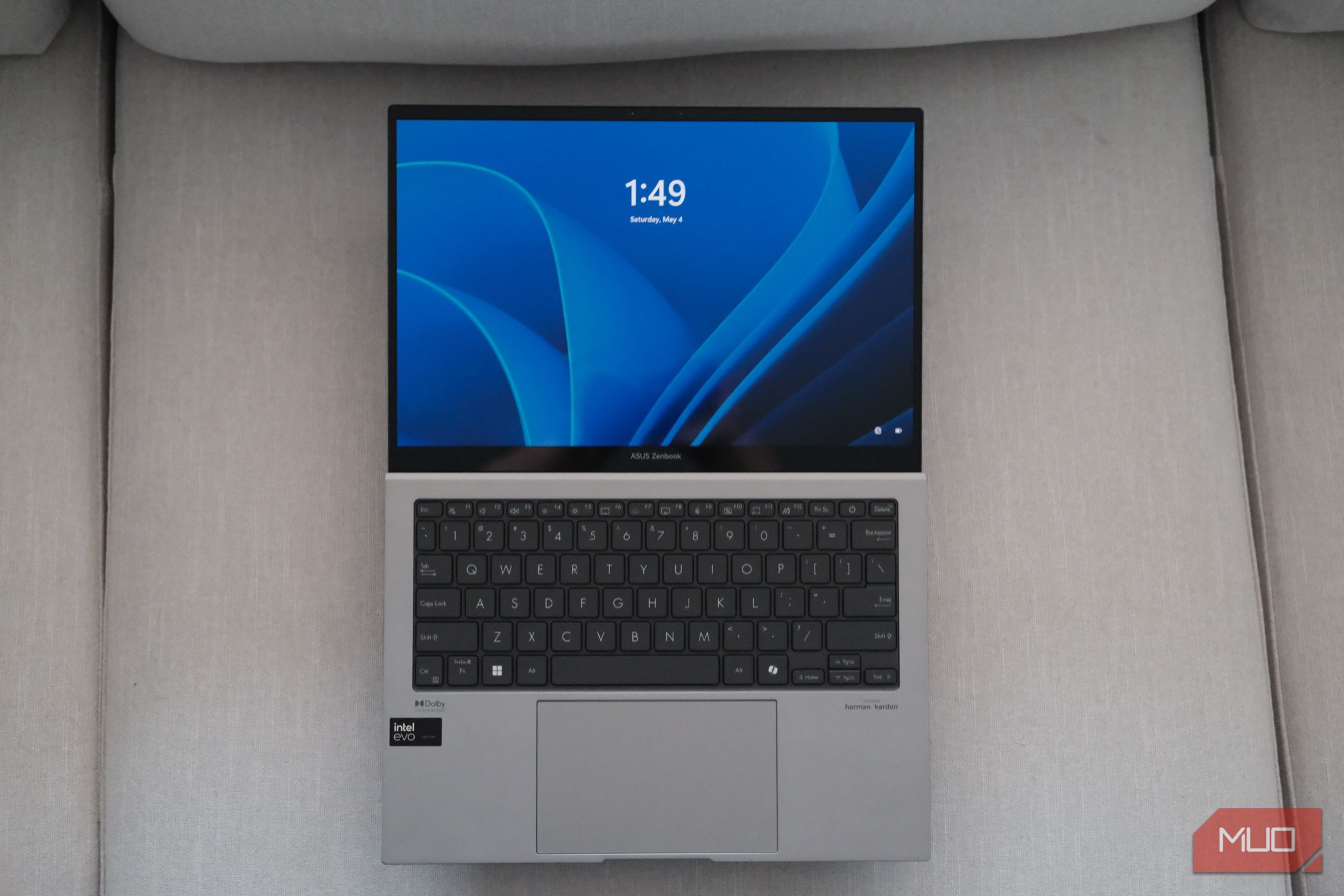 ASUS Zenbook S 13 OLED achatado em um sofá