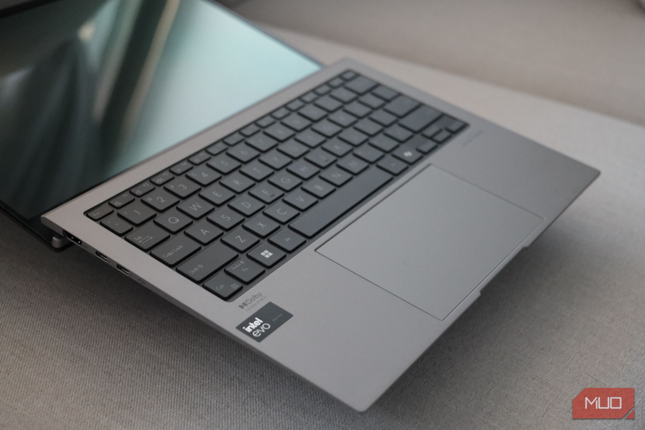 Teclado OLED achatado ASUS Zenbook S 13 close up