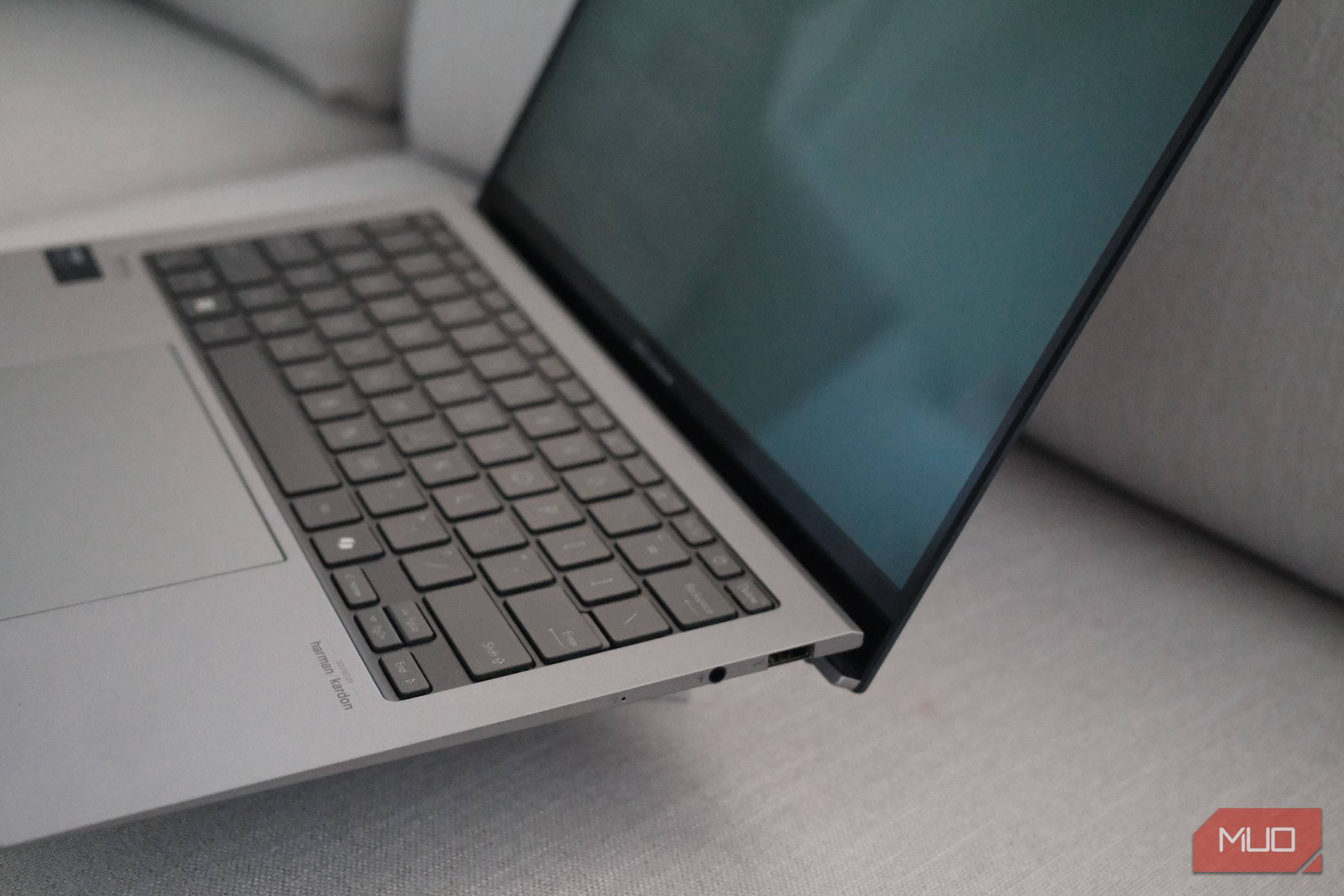 ASUS Zenbook S 13 portas OLED (lado direito)