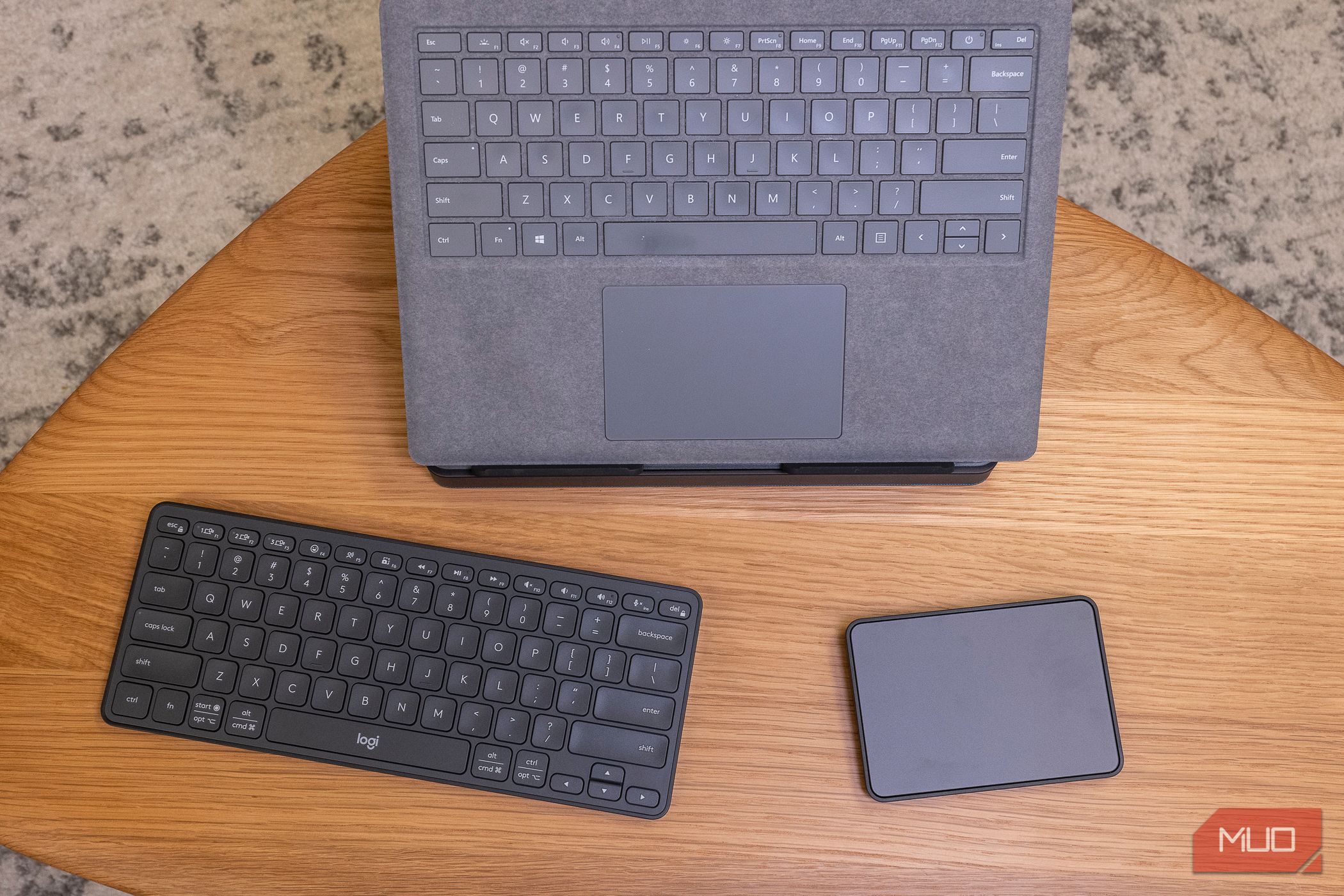 Close up de periféricos para a mesa pop-up Logitech Casa