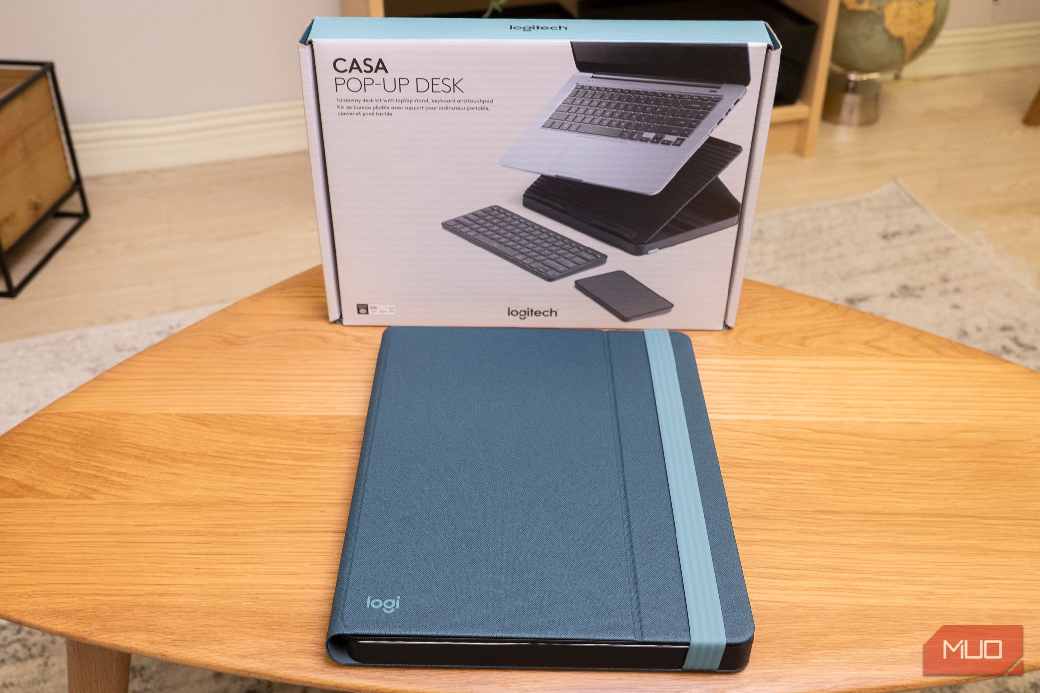 Mesa pop-up Logitech Casa fechada na frente da caixa