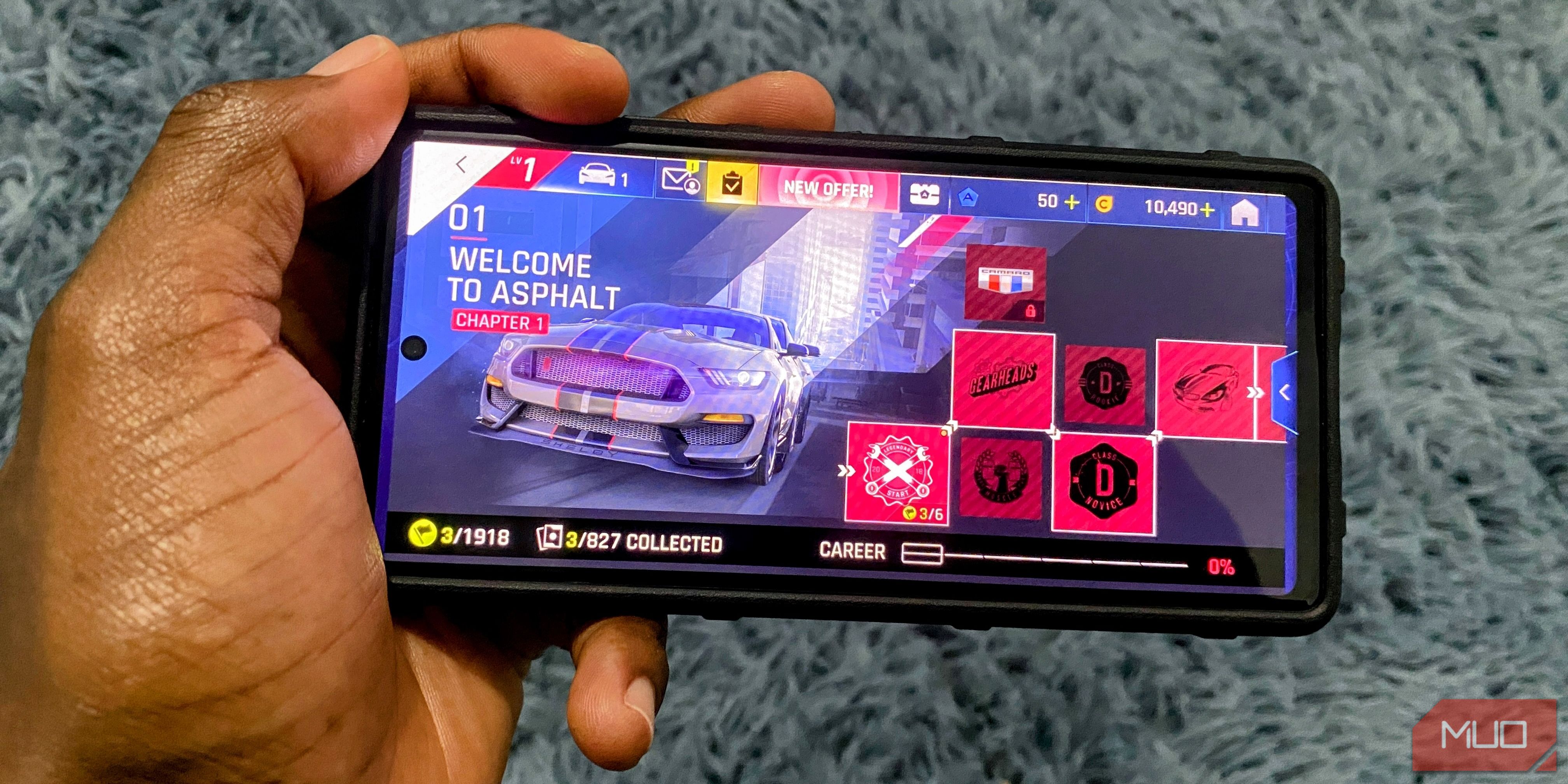 دست در دست یک گوشی اندرویدی با صفحه اصلی بازی Asphalt 9: Legends نمایش داده شد