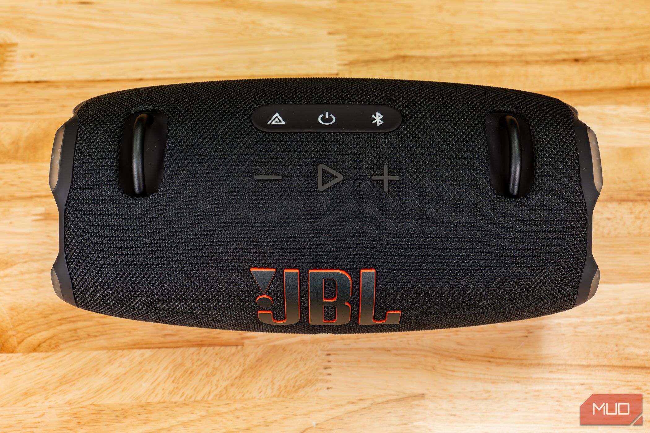 The JBL Xtreme 4 buttons on button