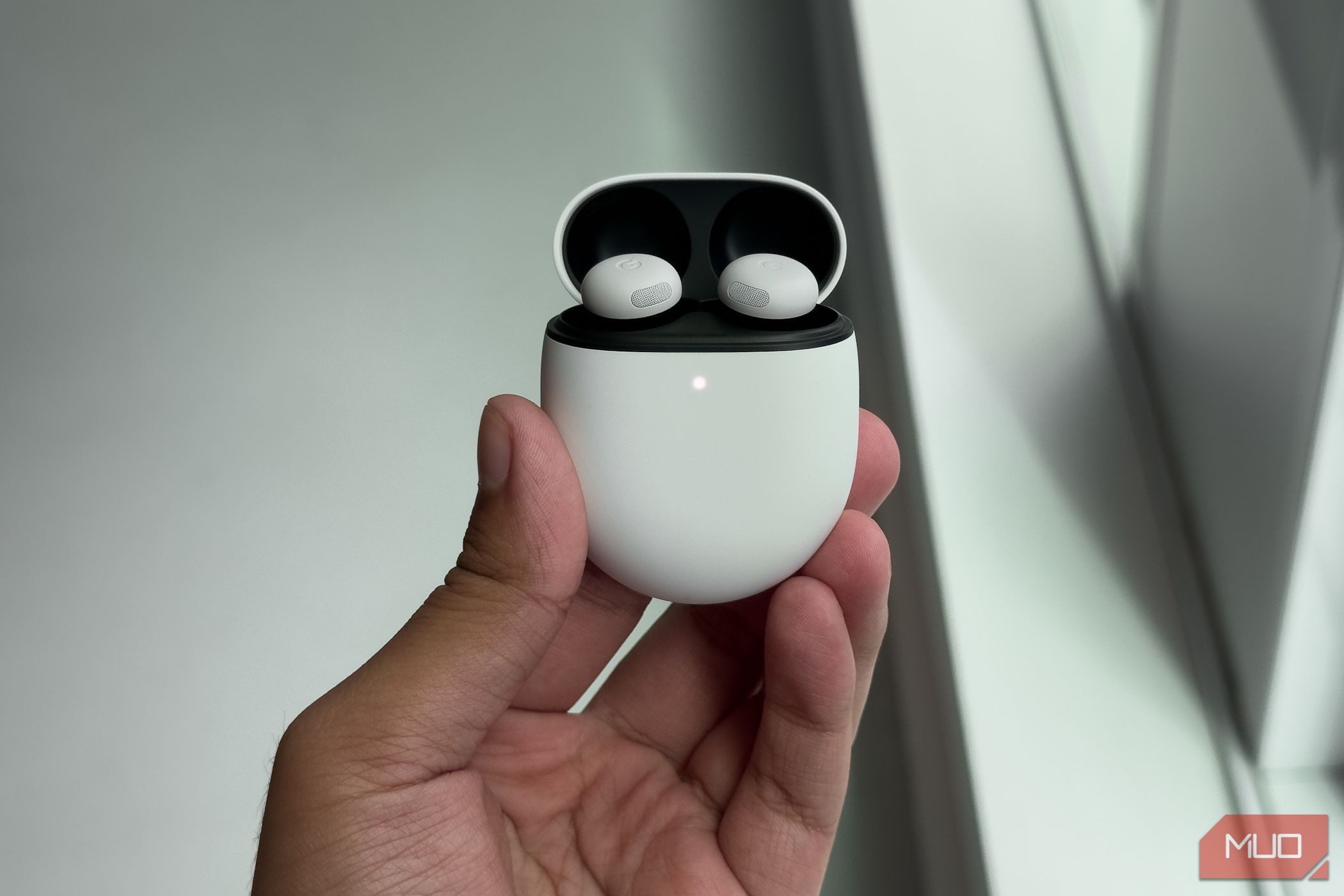 قاب Pixel Buds Pro 2 در دست باز شد