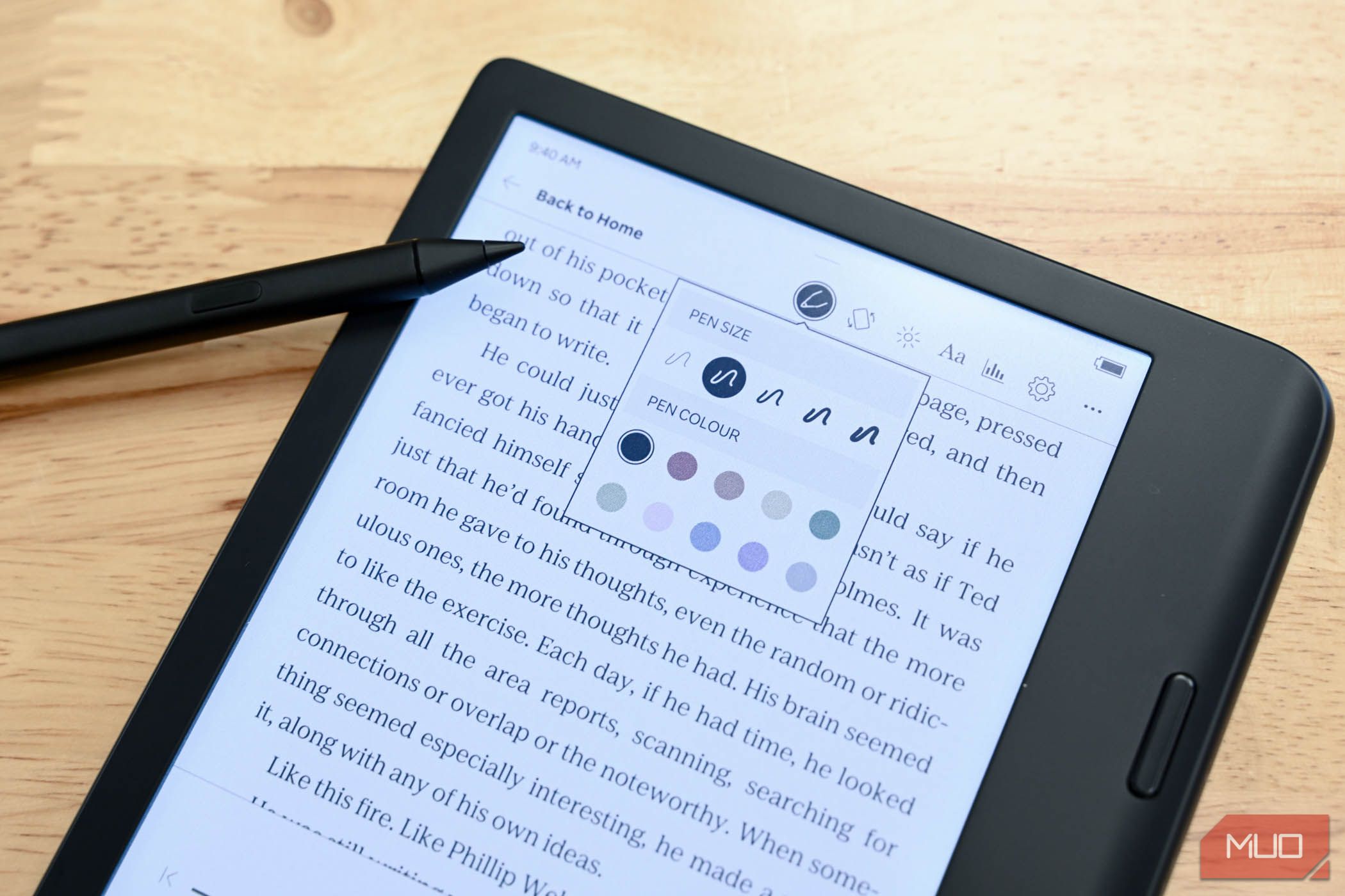 Stylus with the Kobo Libra Colour on desk